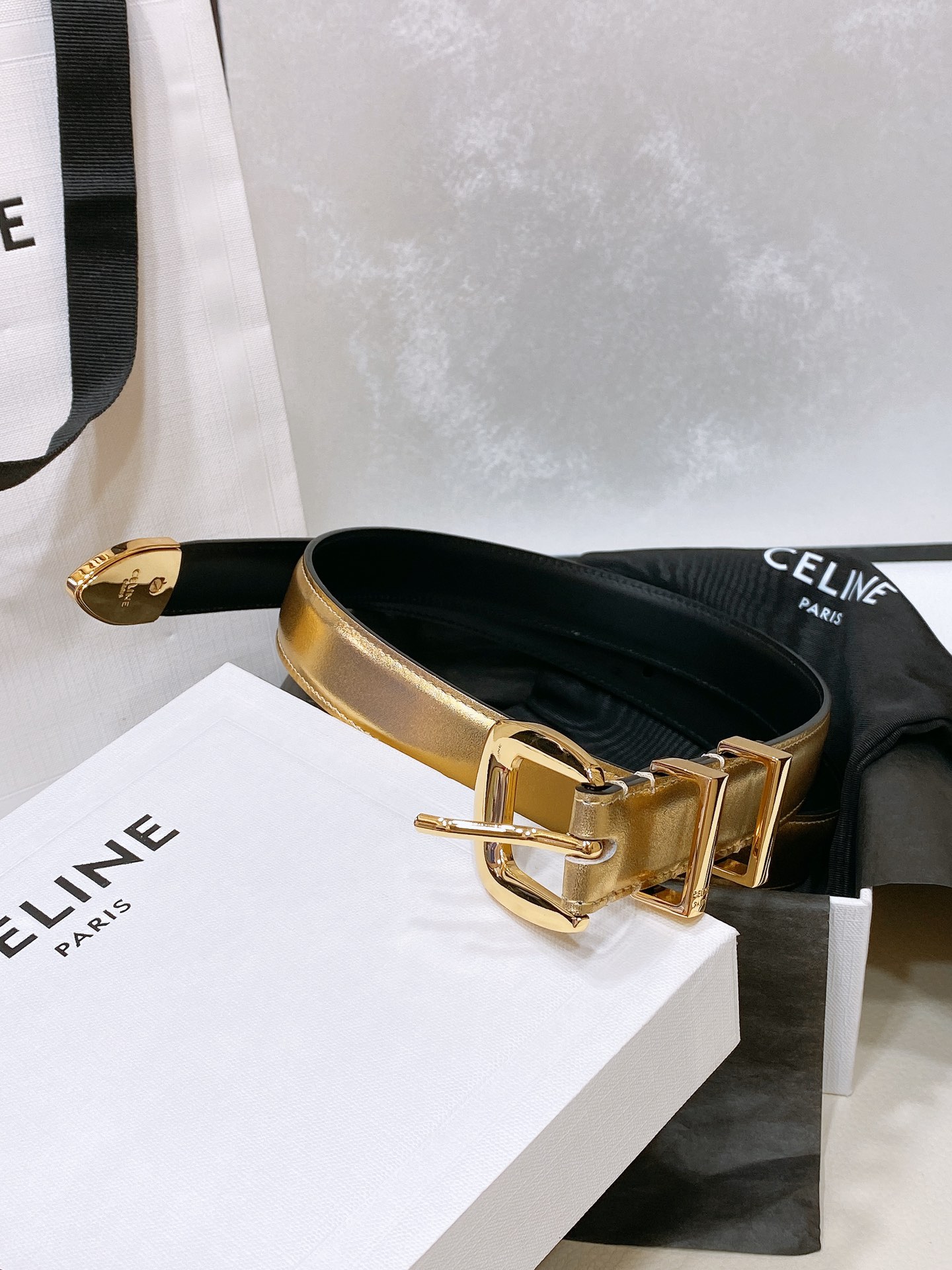 -celine 凯旋门中号TRIOMPHE TAURILLON皮革腰带
TAURILLON.中腰，牛皮腰