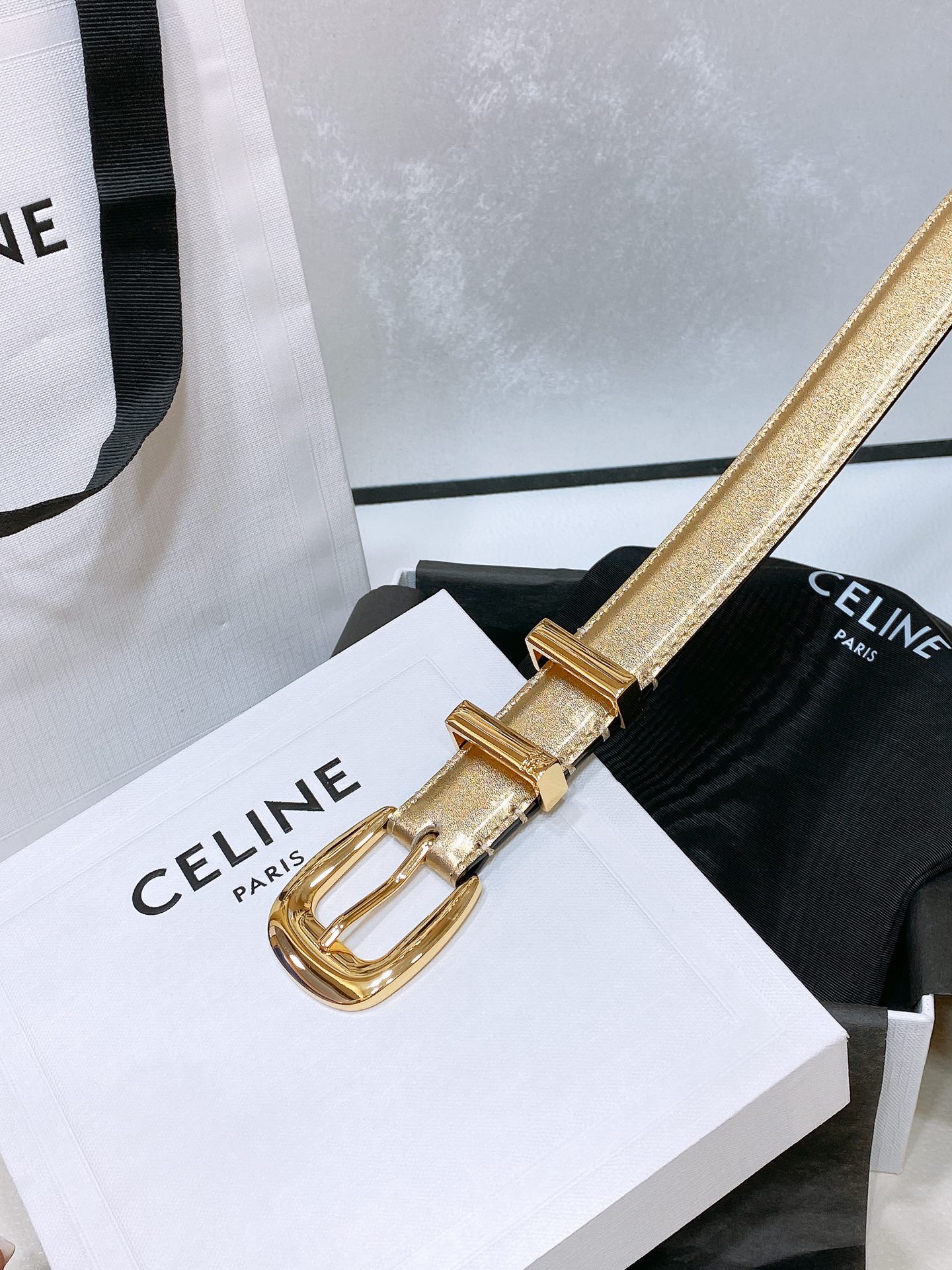 -celine 凯旋门中号TRIOMPHE TAURILLON皮革腰带
TAURILLON.中腰，牛皮腰