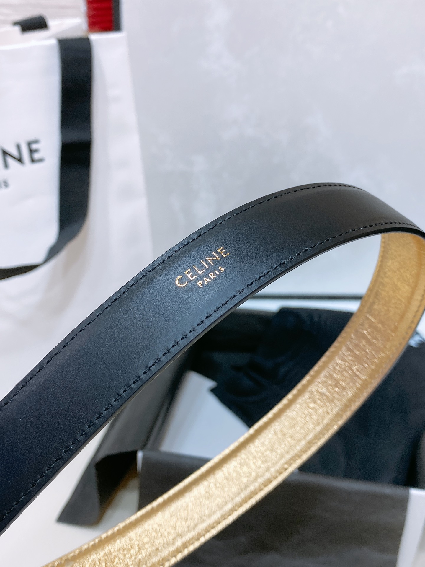 -celine 凯旋门中号TRIOMPHE TAURILLON皮革腰带
TAURILLON.中腰，牛皮腰