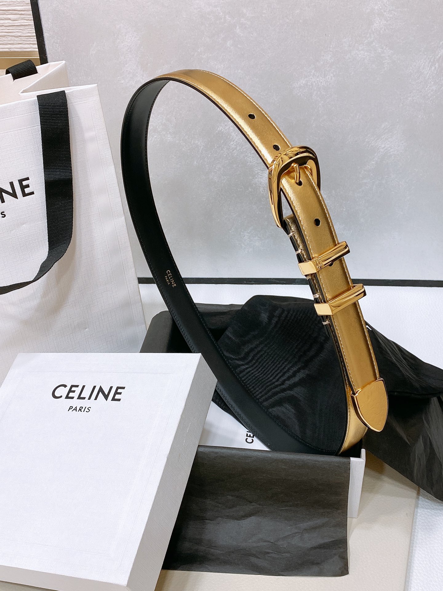 -celine 凯旋门中号TRIOMPHE TAURILLON皮革腰带
TAURILLON.中腰，牛皮腰