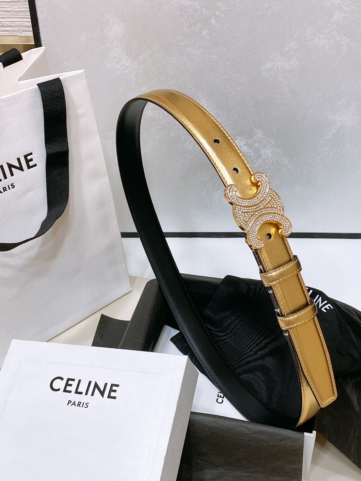 -celine 凯旋门中号TRIOMPHE TAURILLON皮革腰带
TAURILLON.中腰，牛皮腰