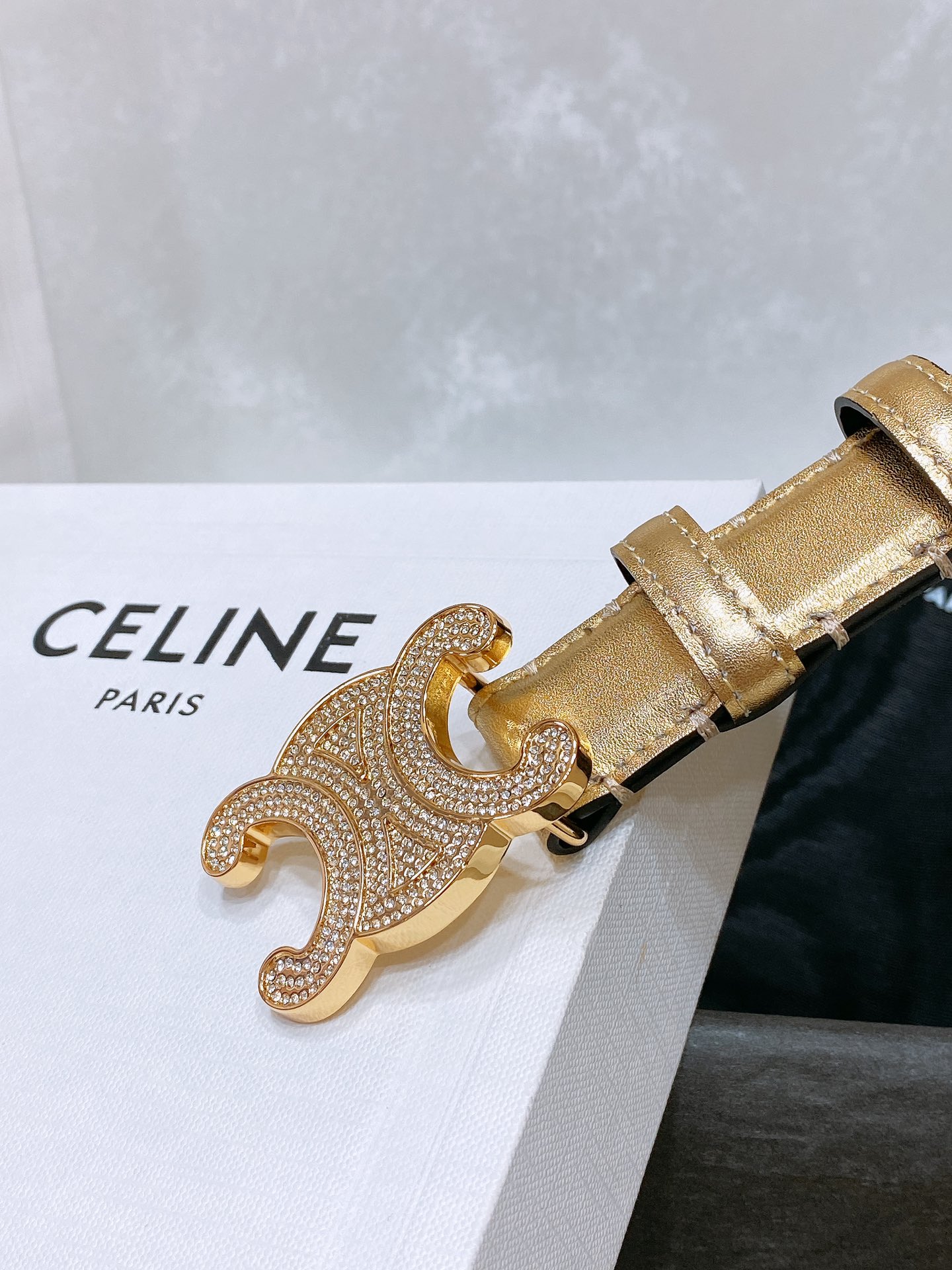 -celine 凯旋门中号TRIOMPHE TAURILLON皮革腰带
TAURILLON.中腰，牛皮腰