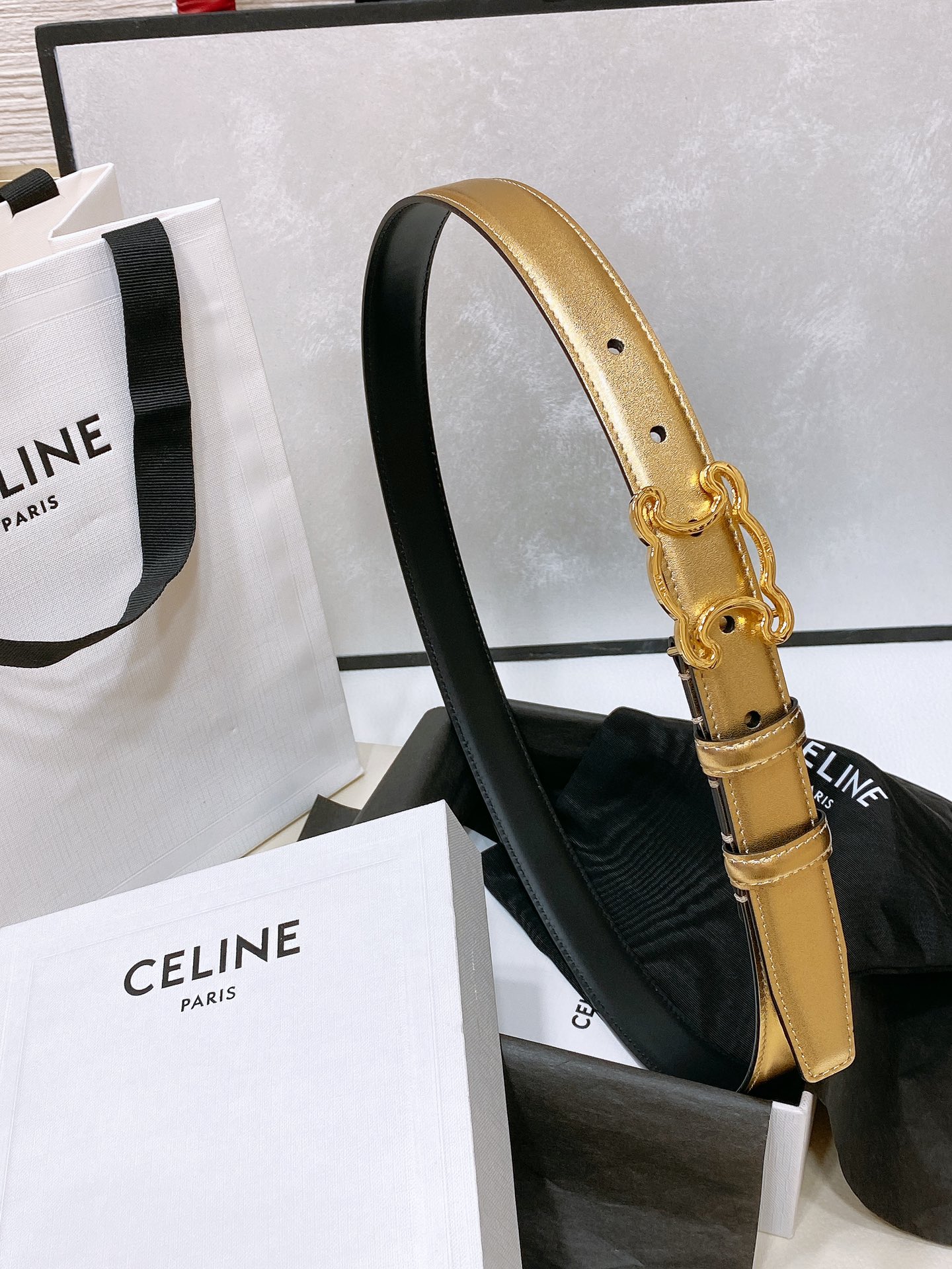 -celine 凯旋门中号TRIOMPHE TAURILLON皮革腰带
TAURILLON.中腰，牛皮腰