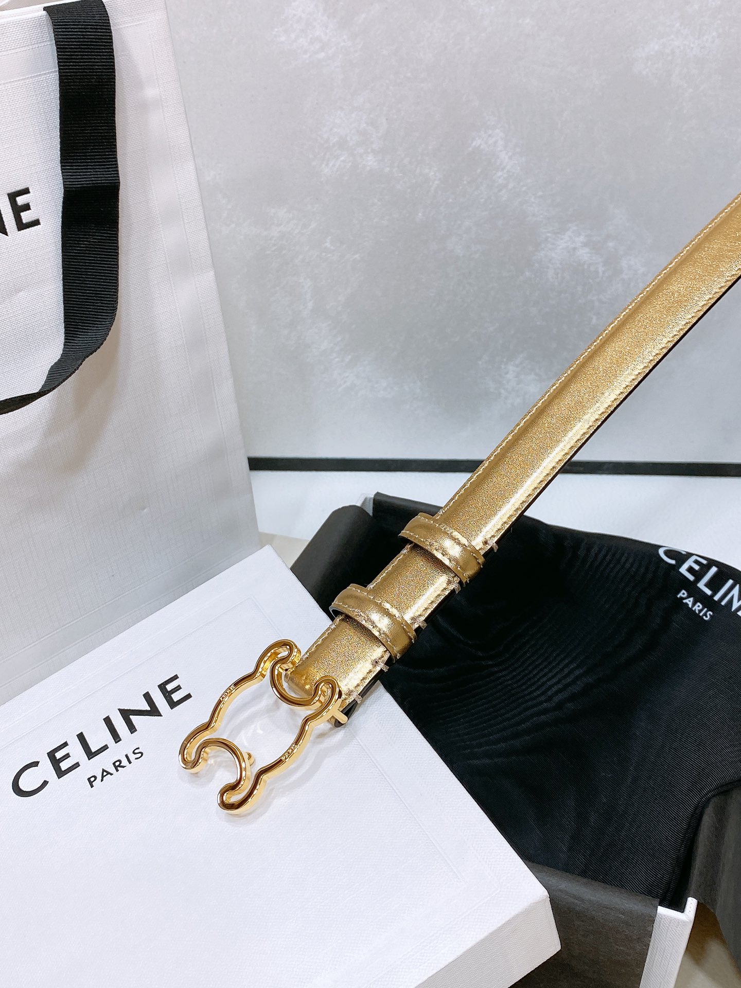 -celine 凯旋门中号TRIOMPHE TAURILLON皮革腰带
TAURILLON.中腰，牛皮腰