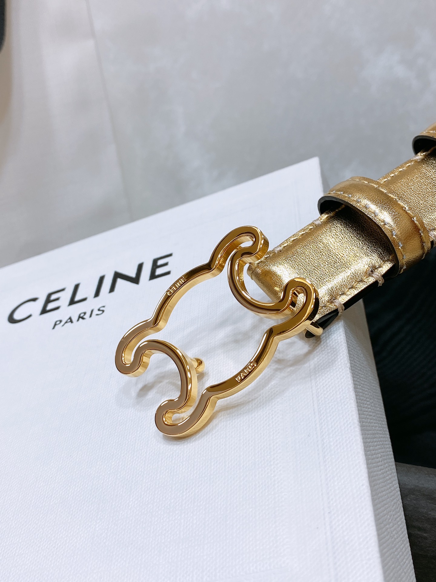 -celine 凯旋门中号TRIOMPHE TAURILLON皮革腰带
TAURILLON.中腰，牛皮腰