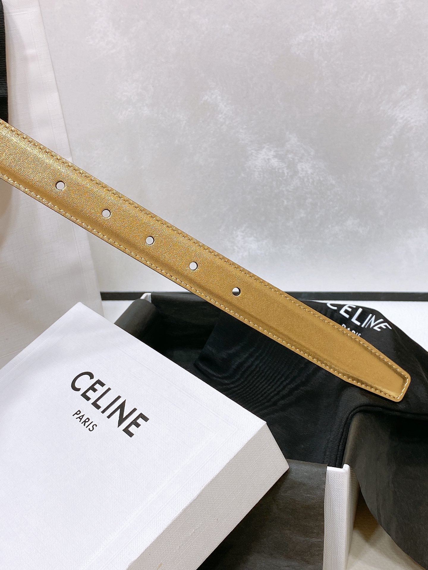 -celine 凯旋门中号TRIOMPHE TAURILLON皮革腰带
TAURILLON.中腰，牛皮腰