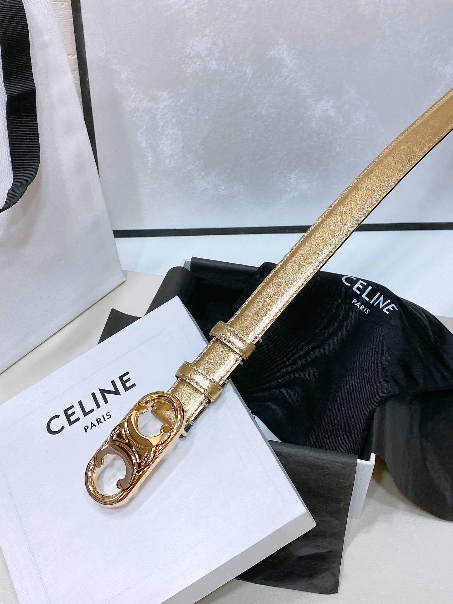 -celine 凯旋门中号TRIOMPHE TAURILLON皮革腰带
TAURILLON.中腰，牛皮腰