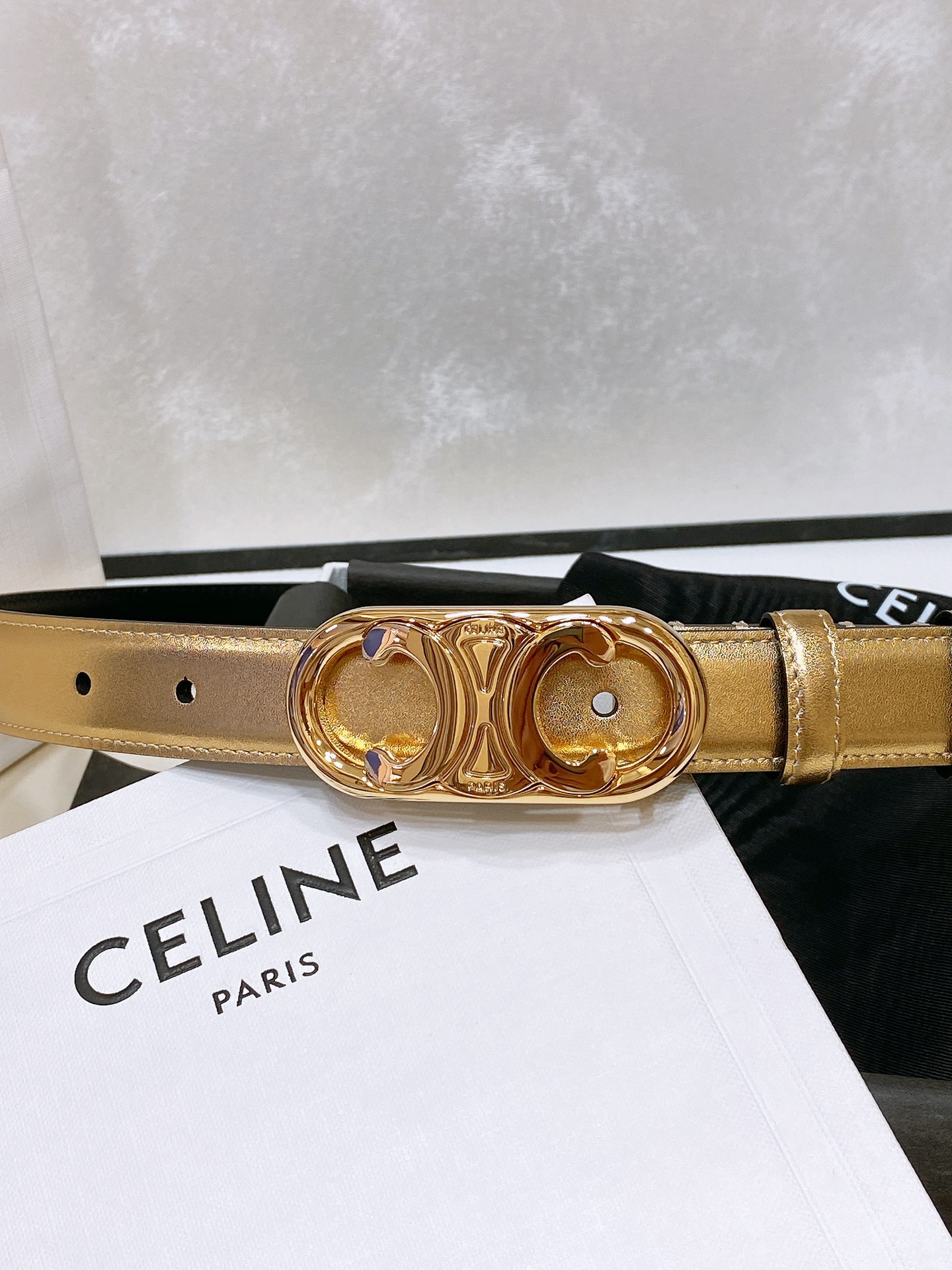 -celine 凯旋门中号TRIOMPHE TAURILLON皮革腰带
TAURILLON.中腰，牛皮腰