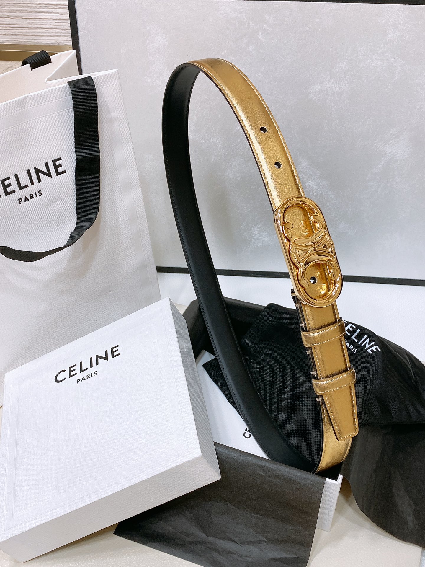 -celine 凯旋门中号TRIOMPHE TAURILLON皮革腰带
TAURILLON.中腰，牛皮腰