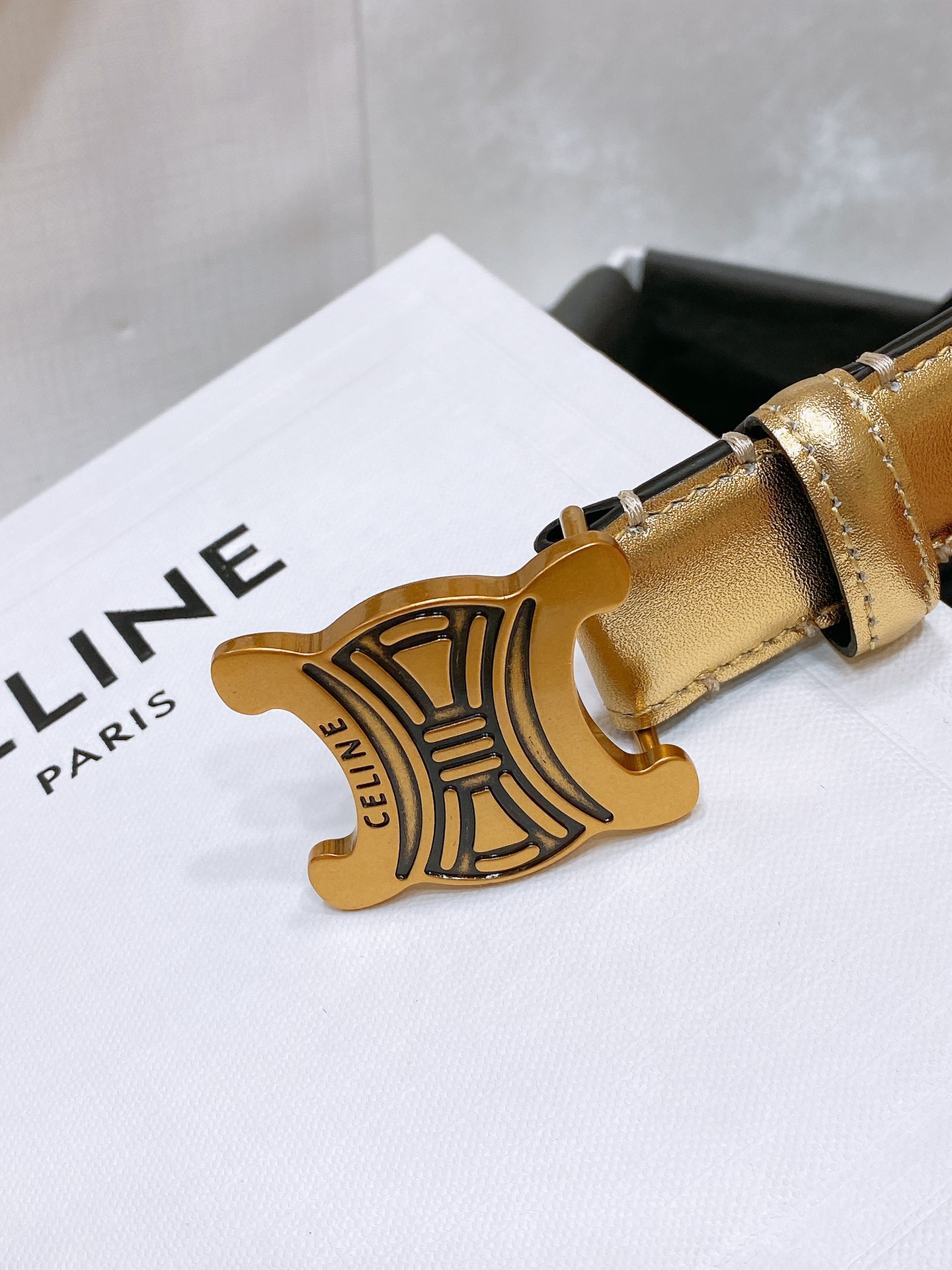 -celine 凯旋门中号TRIOMPHE TAURILLON皮革腰带
TAURILLON.中腰，牛皮腰