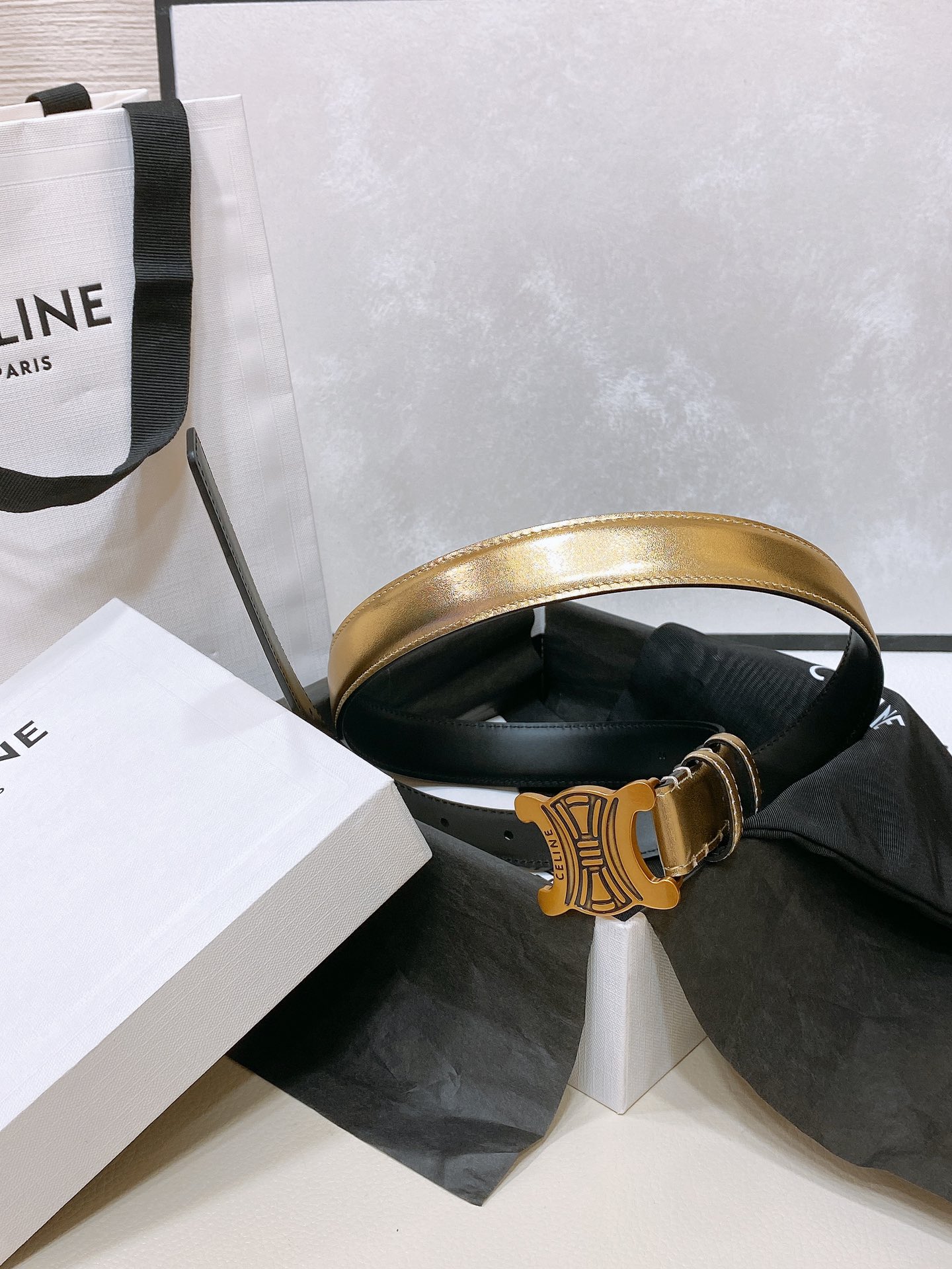-celine 凯旋门中号TRIOMPHE TAURILLON皮革腰带
TAURILLON.中腰，牛皮腰