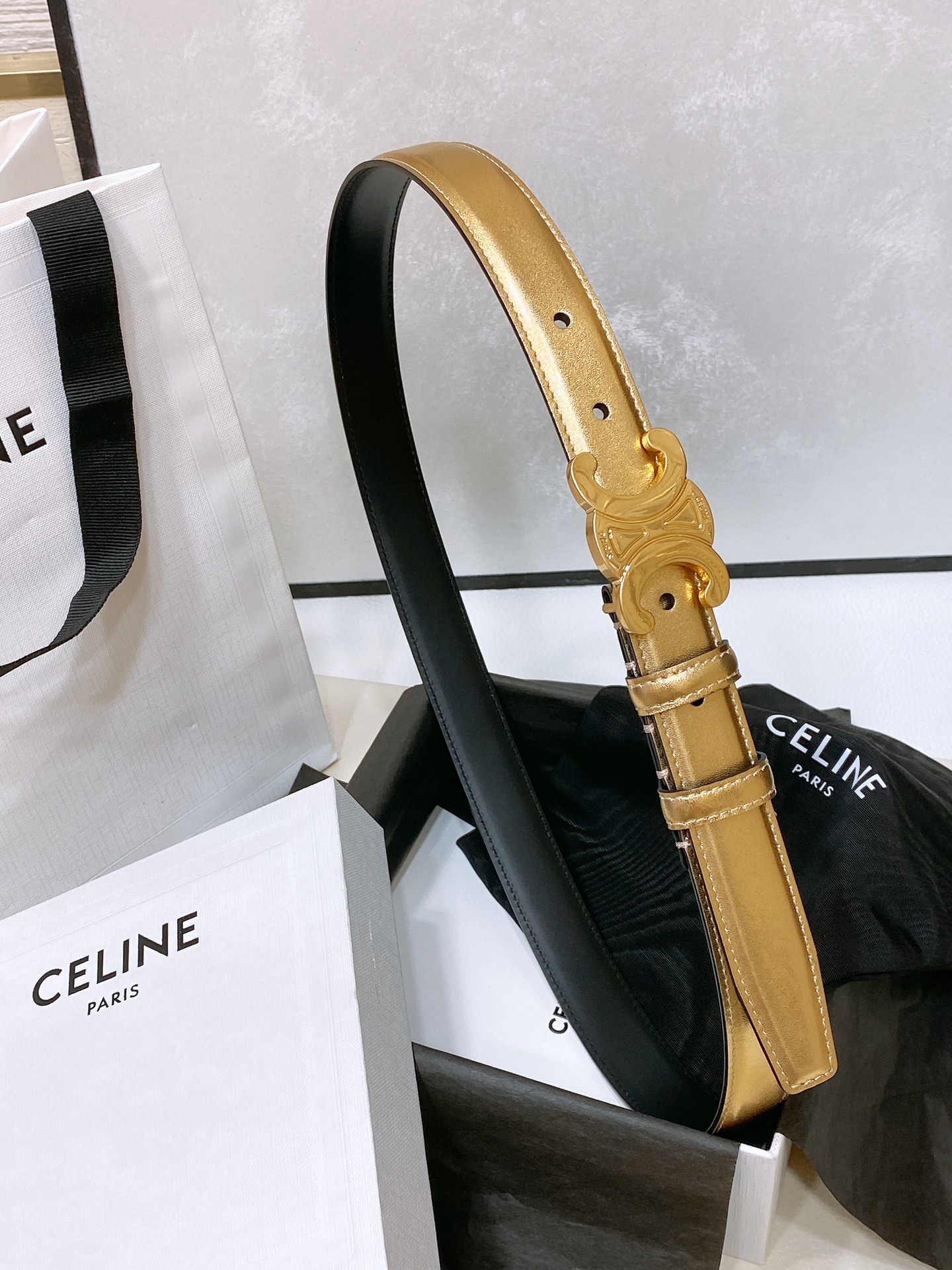 -celine 凯旋门中号TRIOMPHE TAURILLON皮革腰带
TAURILLON.中腰，牛皮腰