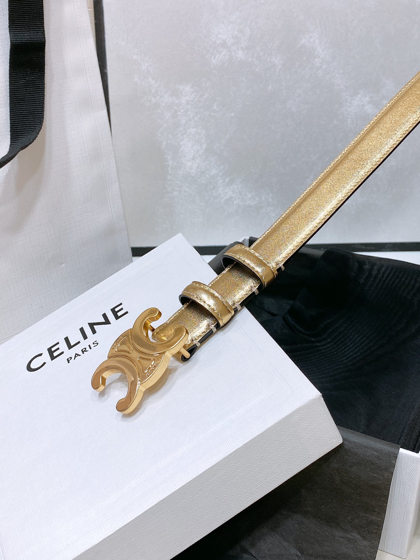 -celine 凯旋门中号TRIOMPHE TAURILLON皮革腰带
TAURILLON.中腰，牛皮腰