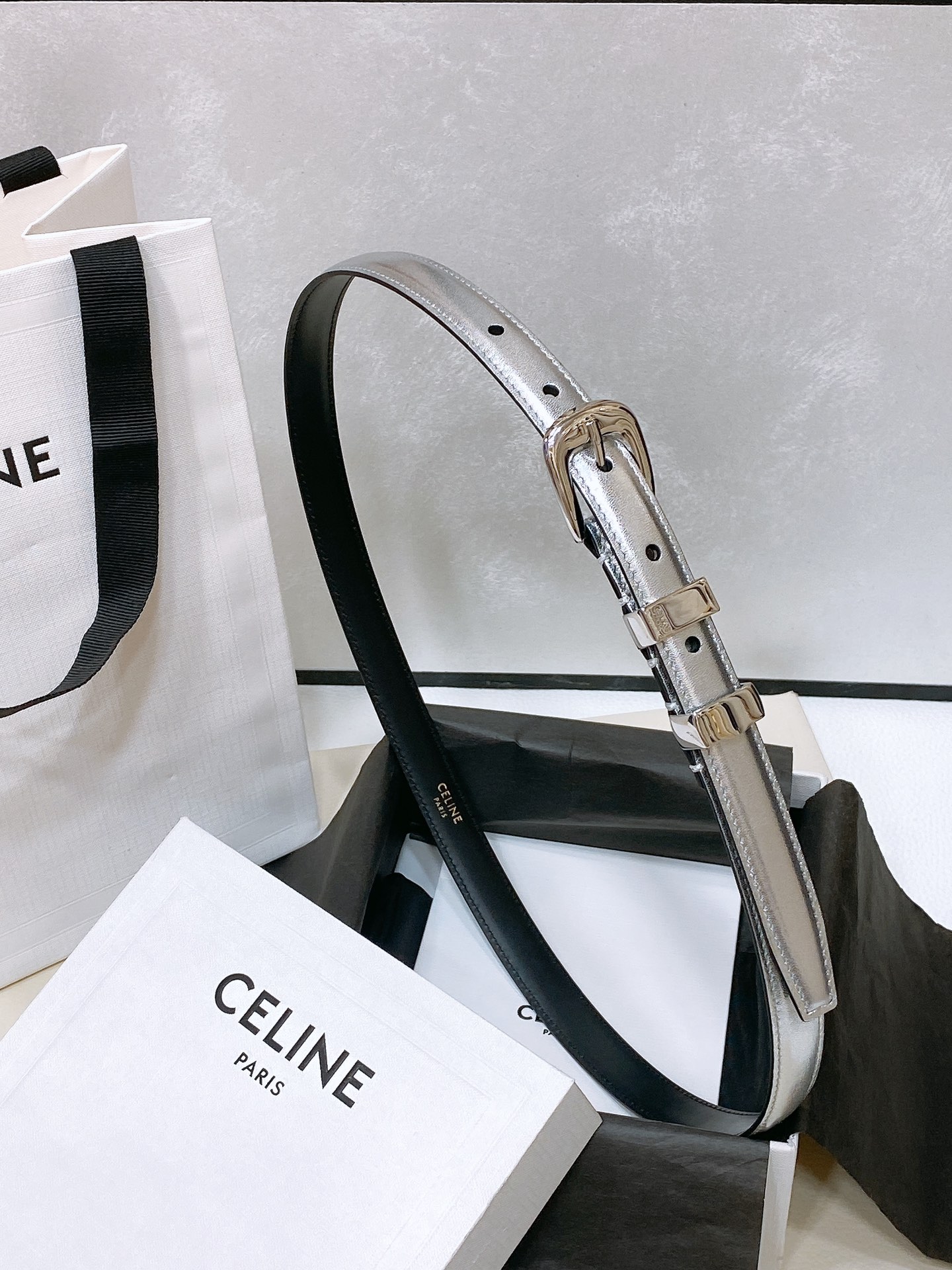 -celine 凯旋门小号 TRIOMPHE TAURILLON皮革腰带
TAURILLON.中腰，牛皮