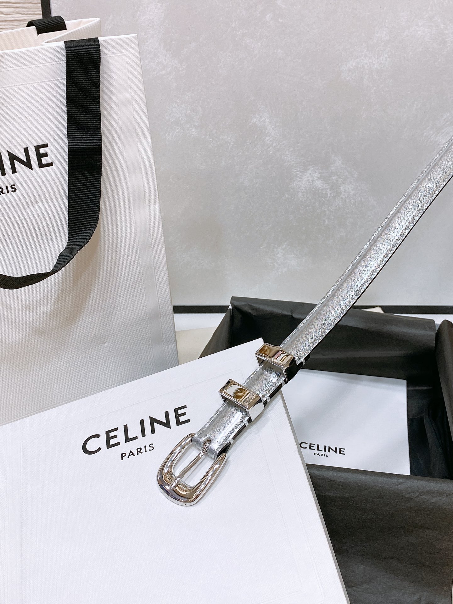 -celine 凯旋门小号 TRIOMPHE TAURILLON皮革腰带
TAURILLON.中腰，牛皮