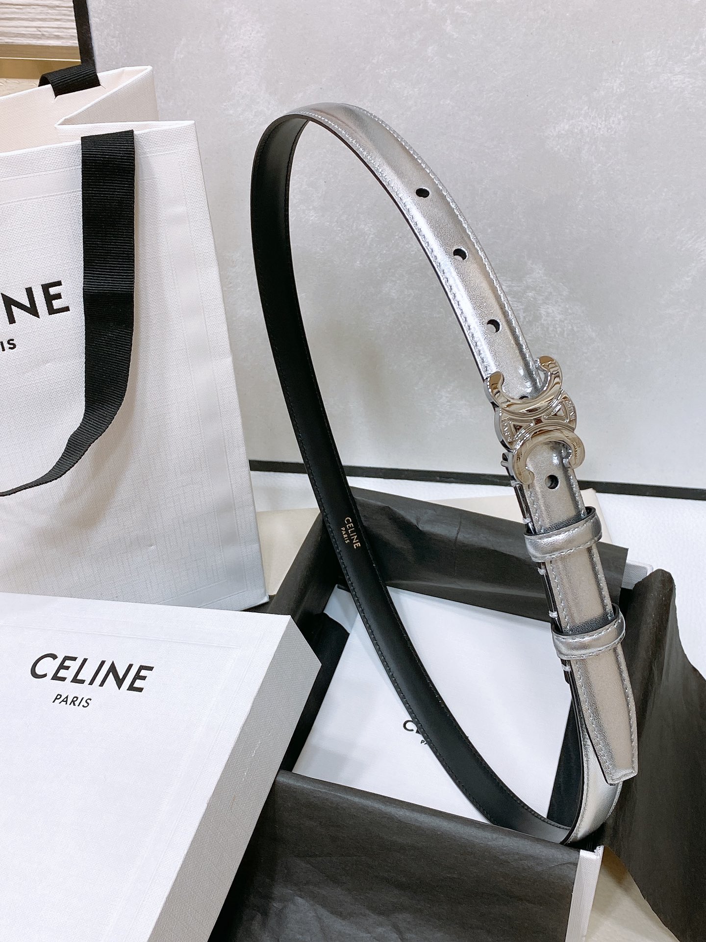 -celine 凯旋门小号 TRIOMPHE TAURILLON皮革腰带
TAURILLON.中腰，牛皮