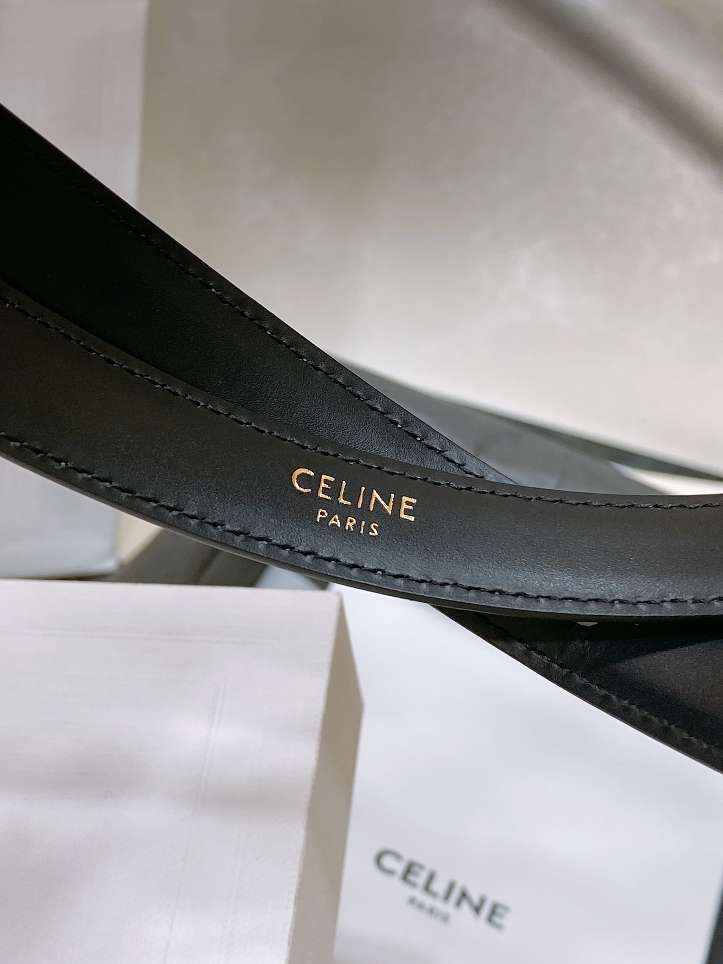 -celine 凯旋门小号 TRIOMPHE TAURILLON皮革腰带
TAURILLON.中腰，牛皮