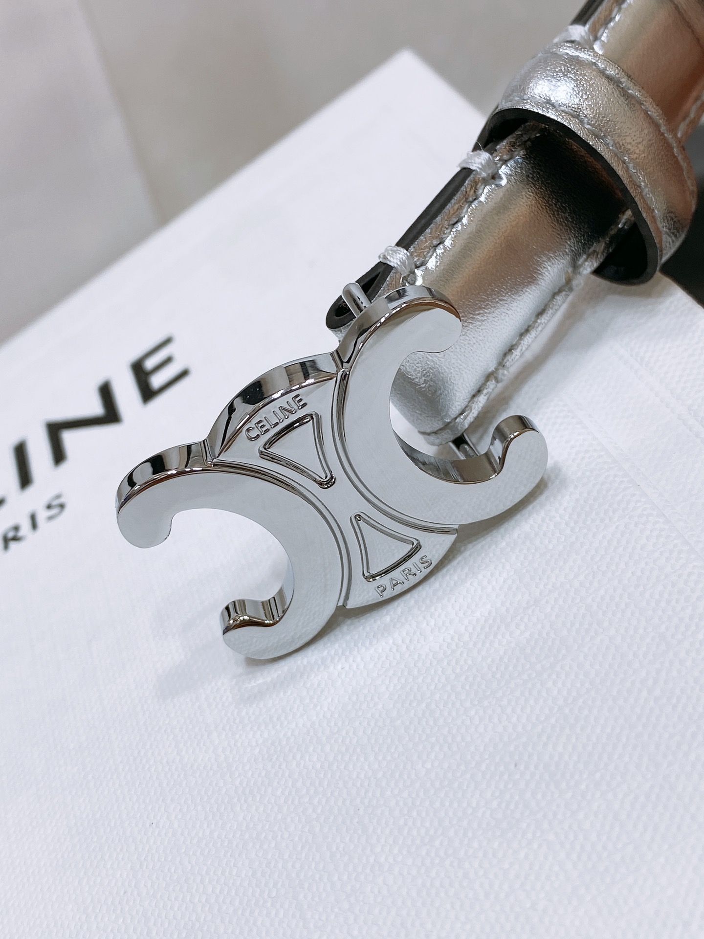 -celine 凯旋门小号 TRIOMPHE TAURILLON皮革腰带
TAURILLON.中腰，牛皮