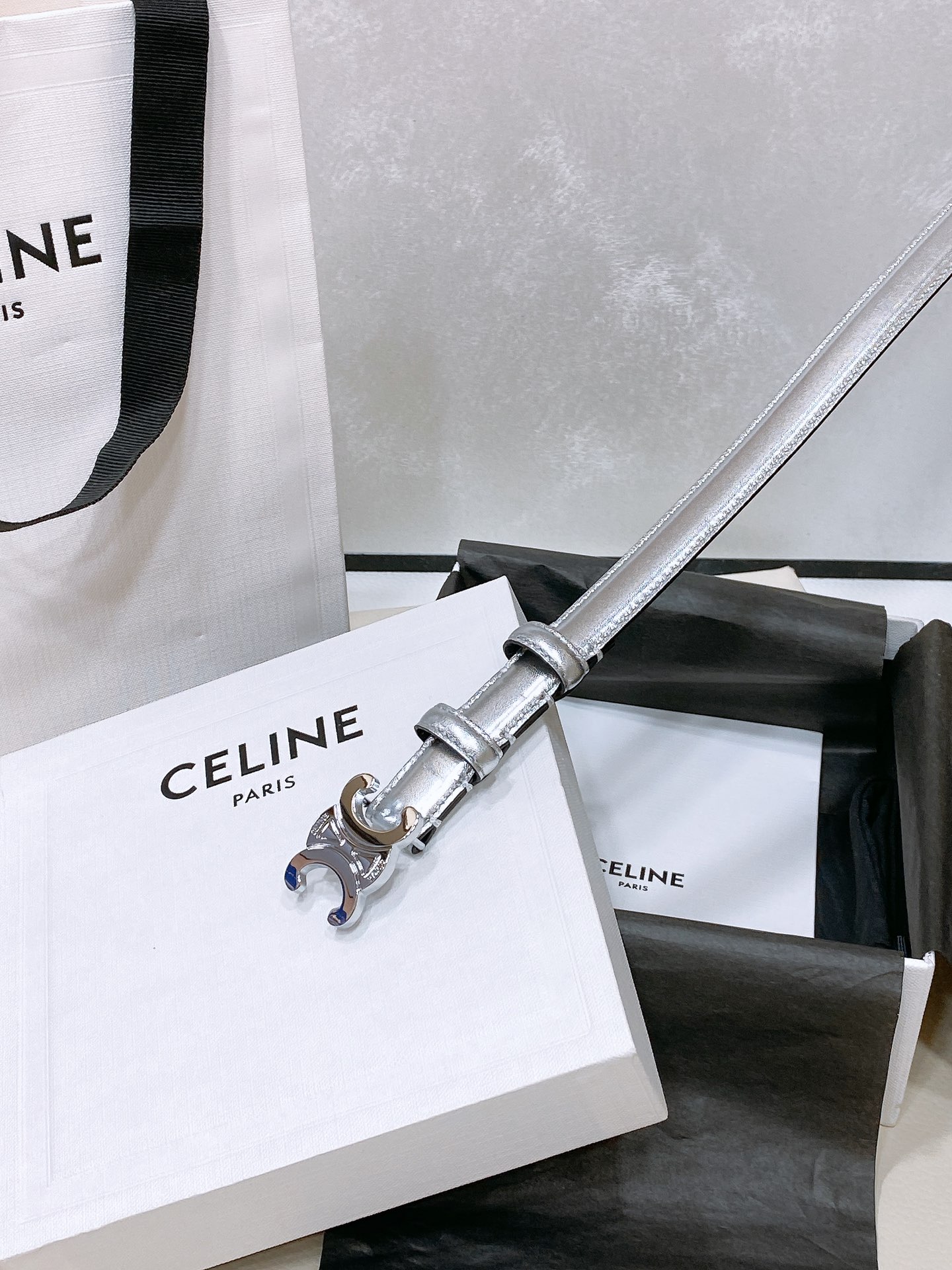 -celine 凯旋门小号 TRIOMPHE TAURILLON皮革腰带
TAURILLON.中腰，牛皮