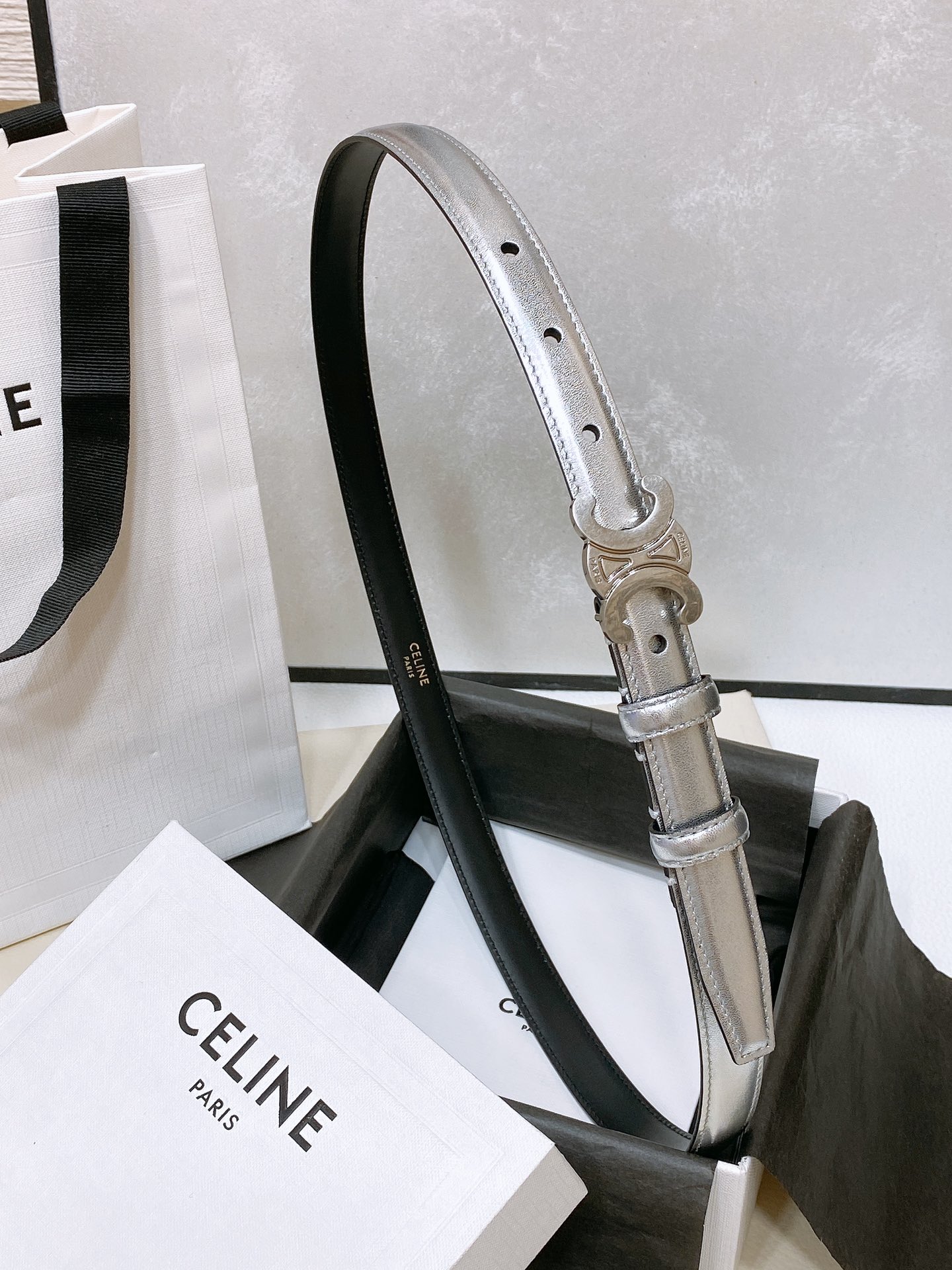 -celine 凯旋门小号 TRIOMPHE TAURILLON皮革腰带
TAURILLON.中腰，牛皮