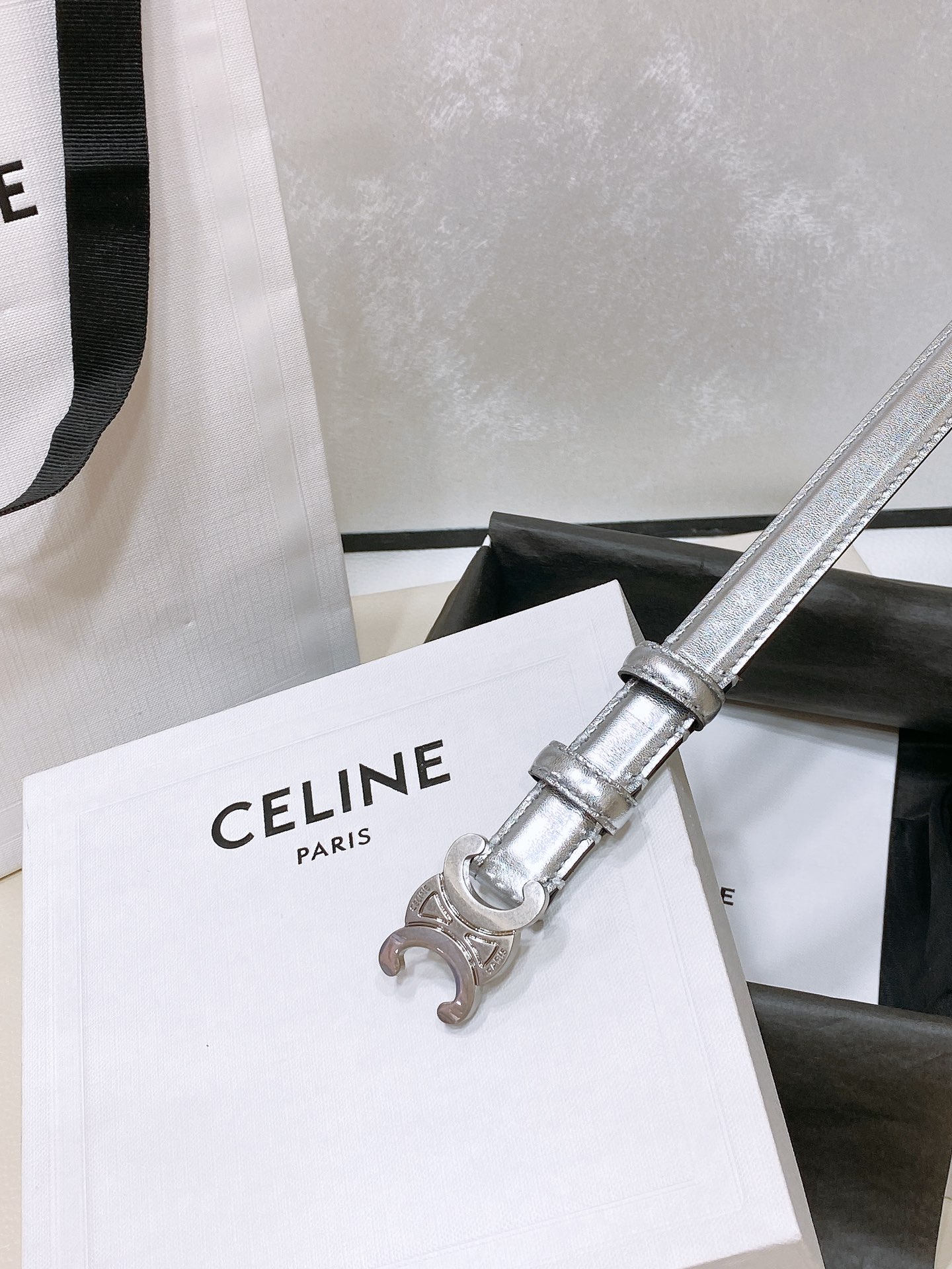 -celine 凯旋门小号 TRIOMPHE TAURILLON皮革腰带
TAURILLON.中腰，牛皮