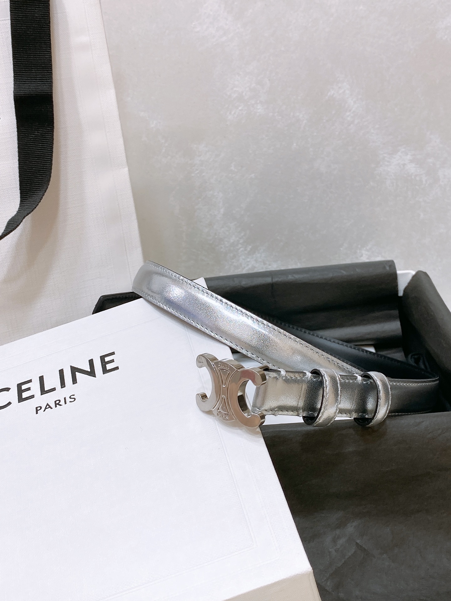 -celine 凯旋门小号 TRIOMPHE TAURILLON皮革腰带
TAURILLON.中腰，牛皮