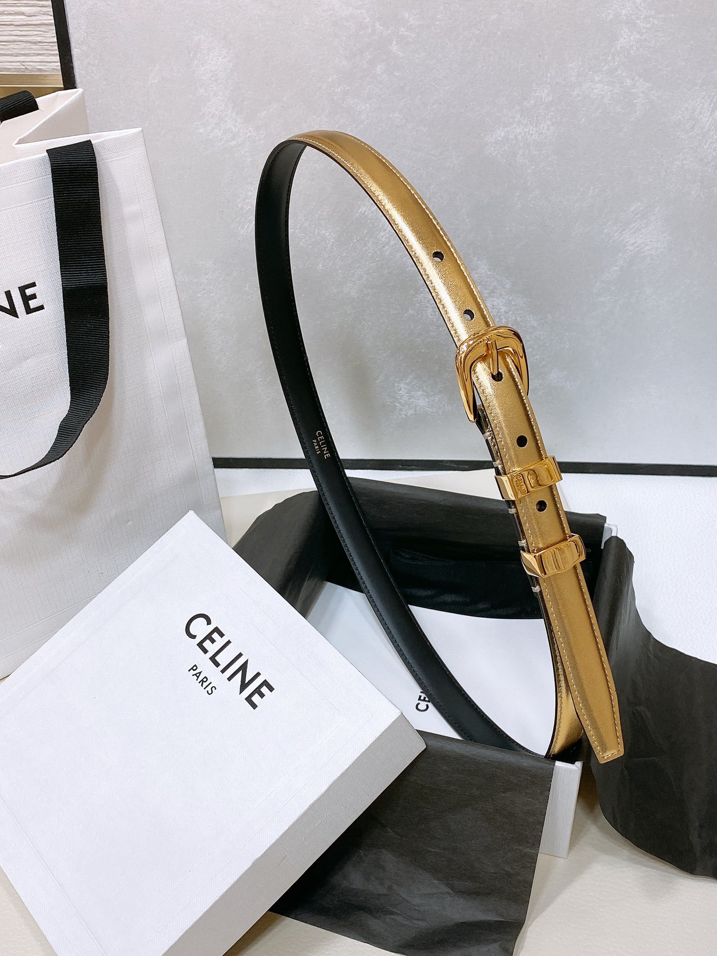 -celine 凯旋门小号 TRIOMPHE TAURILLON皮革腰带
TAURILLON.中腰，牛皮
