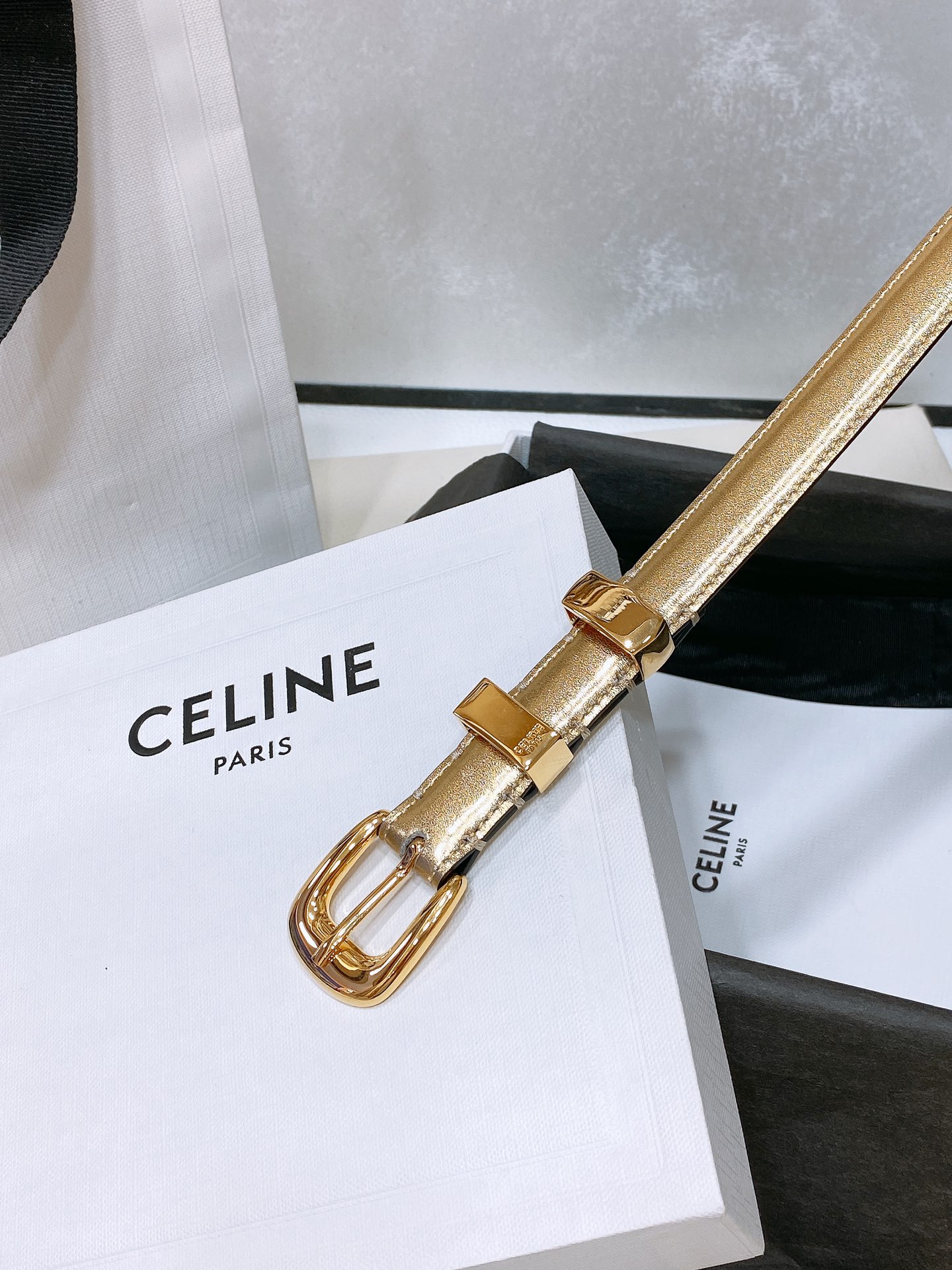 -celine 凯旋门小号 TRIOMPHE TAURILLON皮革腰带
TAURILLON.中腰，牛皮