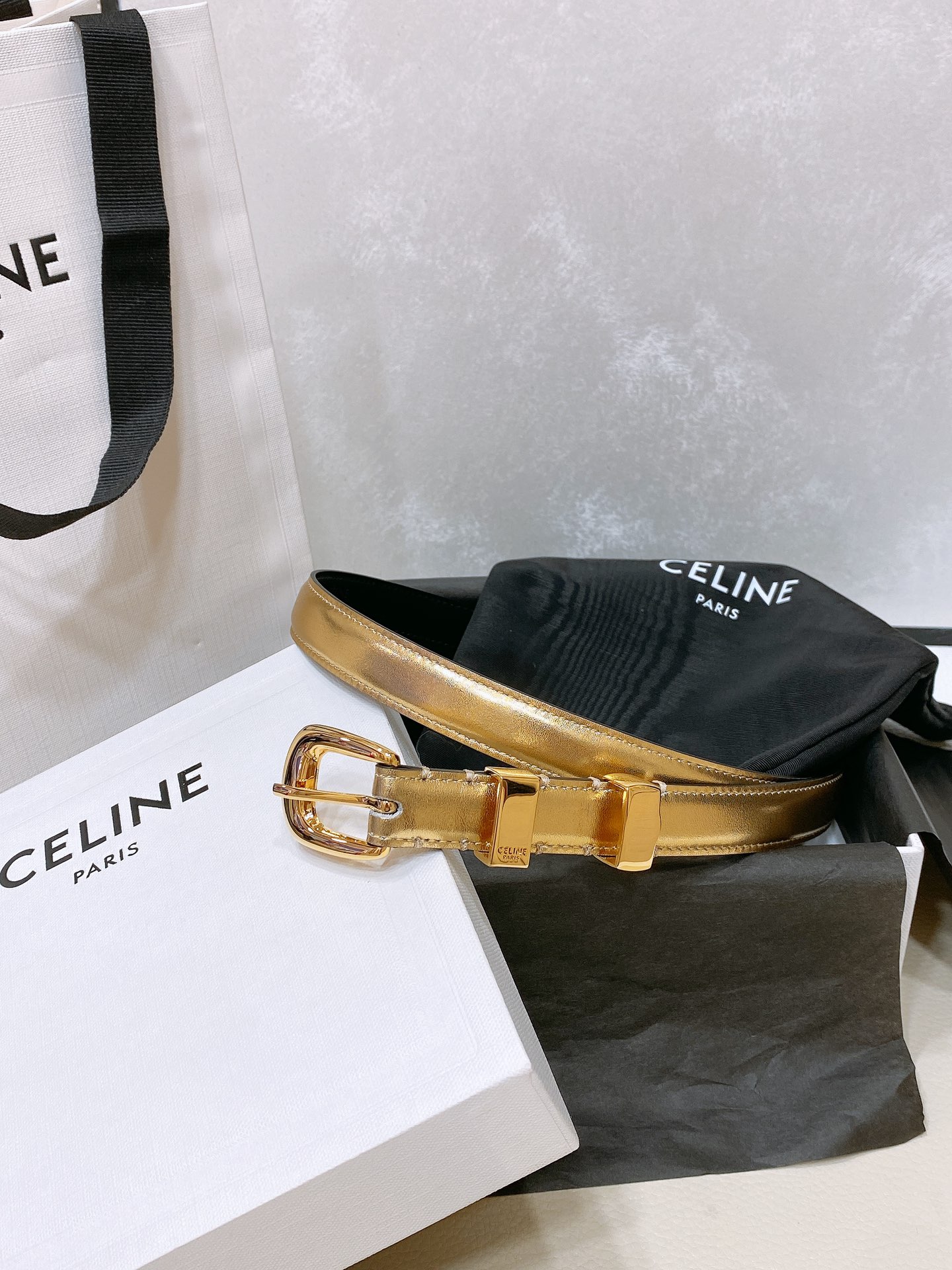 -celine 凯旋门小号 TRIOMPHE TAURILLON皮革腰带
TAURILLON.中腰，牛皮