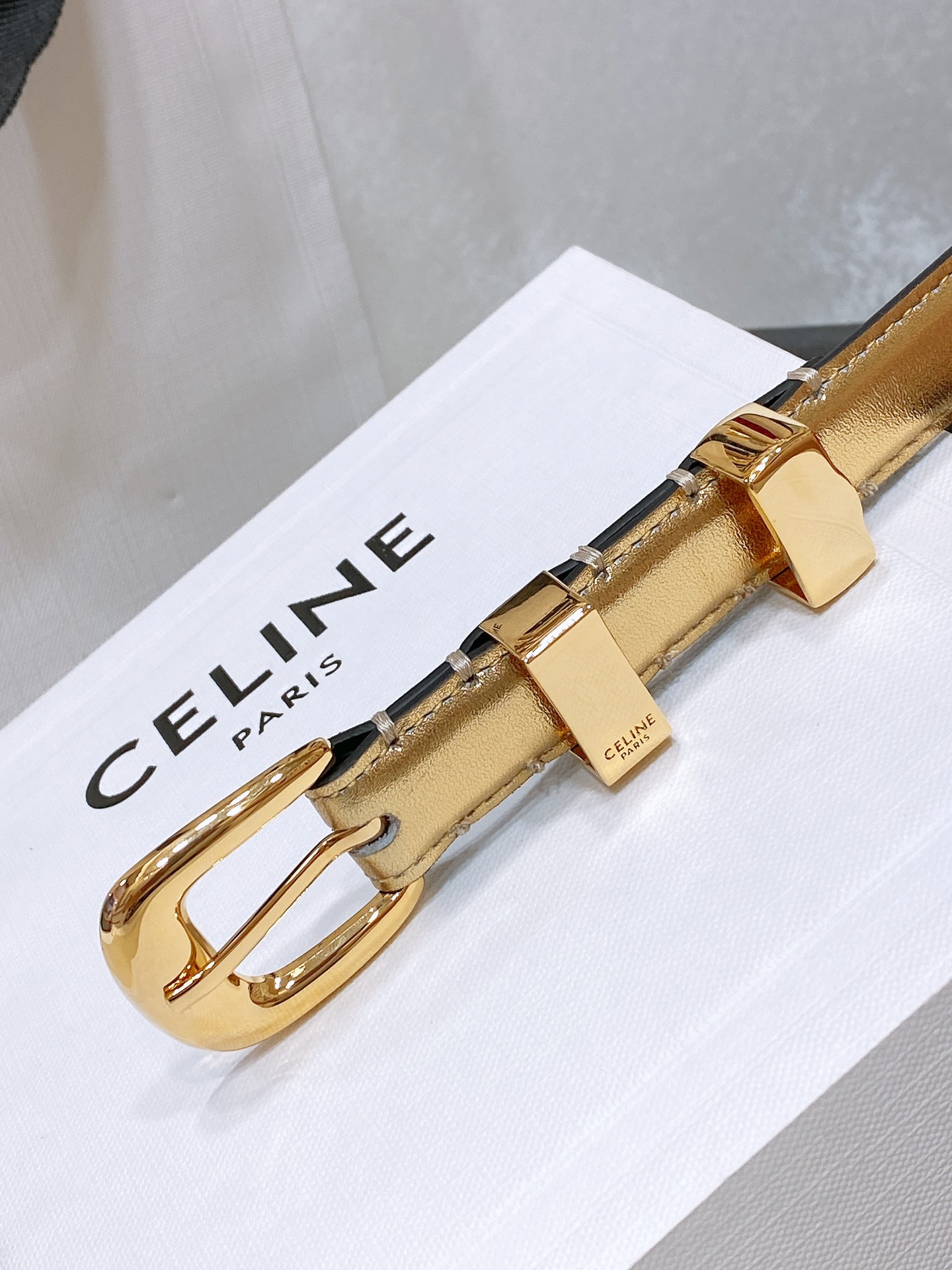 -celine 凯旋门小号 TRIOMPHE TAURILLON皮革腰带
TAURILLON.中腰，牛皮