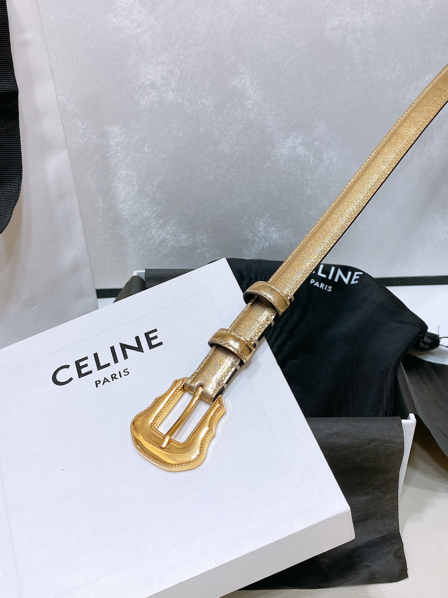 -celine 凯旋门小号 TRIOMPHE TAURILLON皮革腰带
TAURILLON.中腰，牛皮
