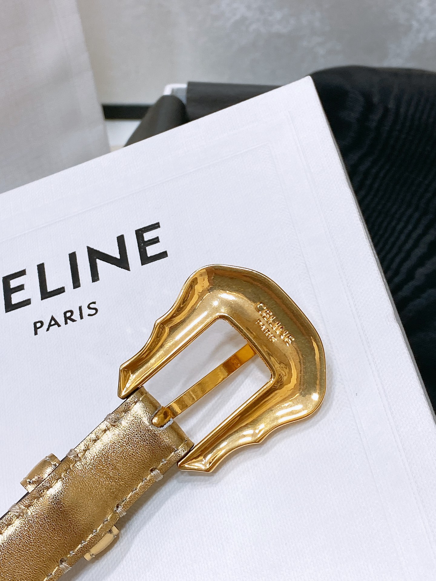 -celine 凯旋门小号 TRIOMPHE TAURILLON皮革腰带
TAURILLON.中腰，牛皮