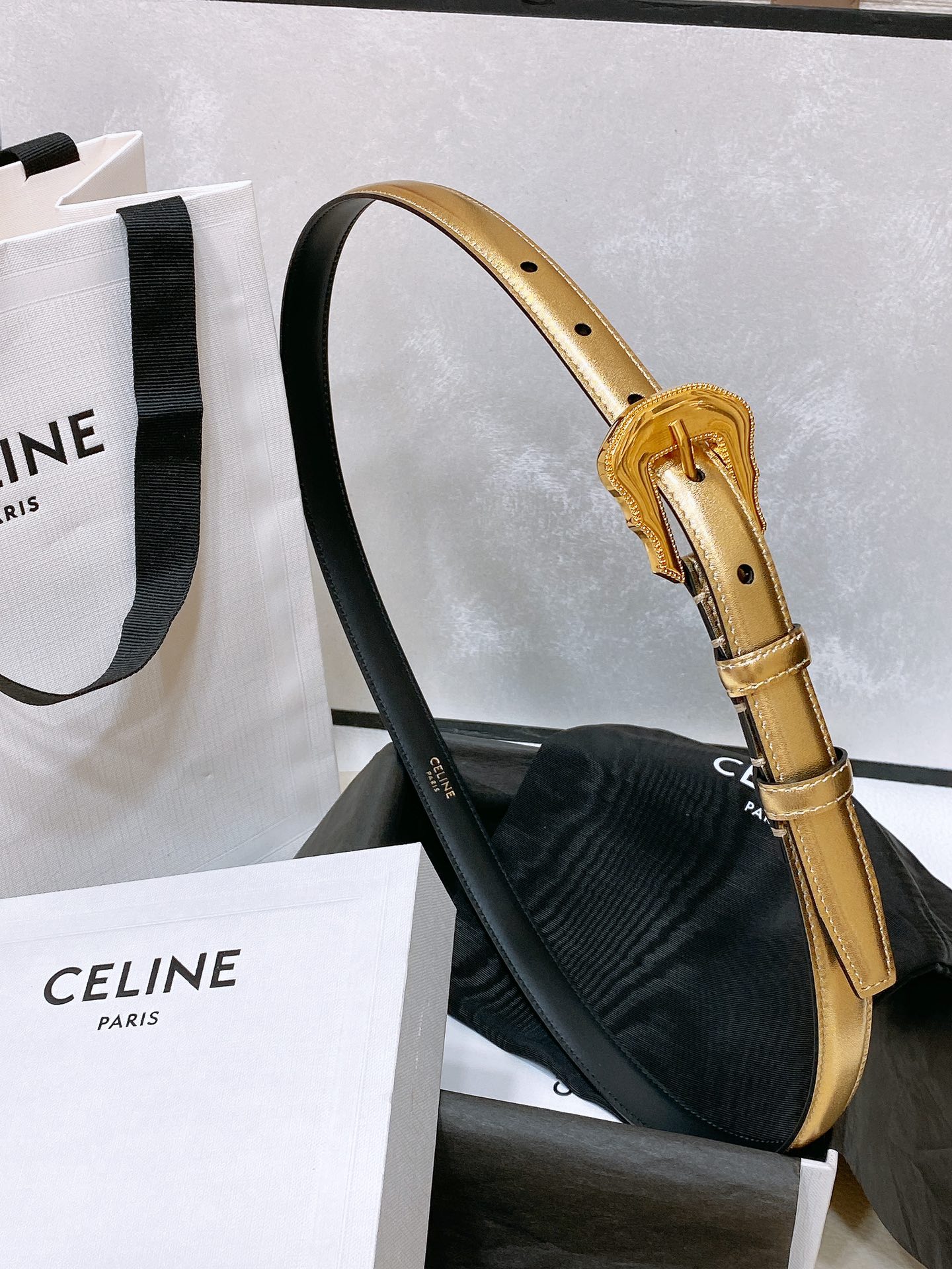 -celine 凯旋门小号 TRIOMPHE TAURILLON皮革腰带
TAURILLON.中腰，牛皮