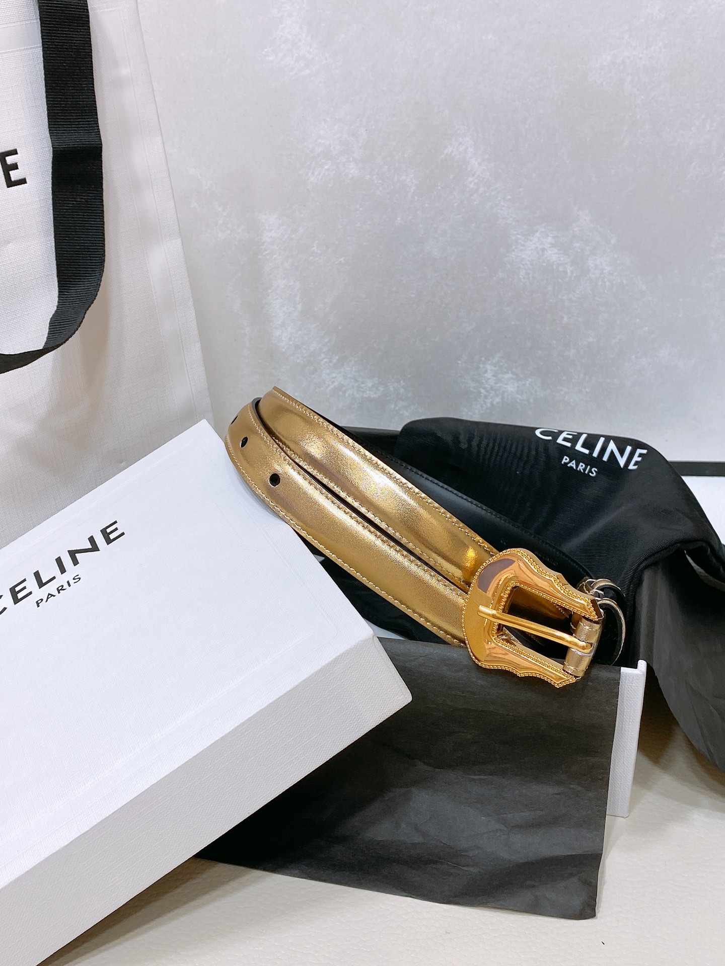 -celine 凯旋门小号 TRIOMPHE TAURILLON皮革腰带
TAURILLON.中腰，牛皮
