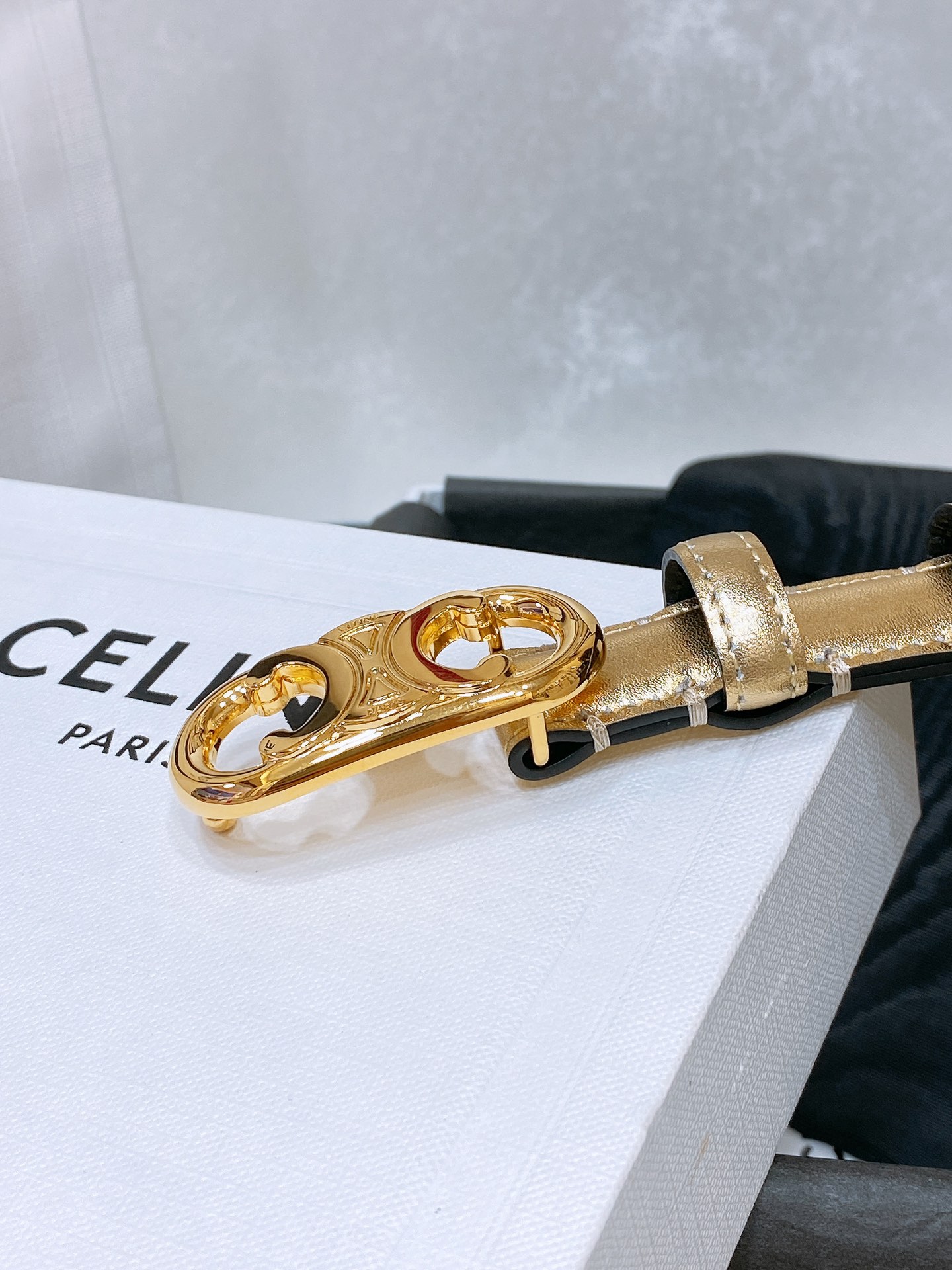 -celine 凯旋门小号 TRIOMPHE TAURILLON皮革腰带
TAURILLON.中腰，牛皮