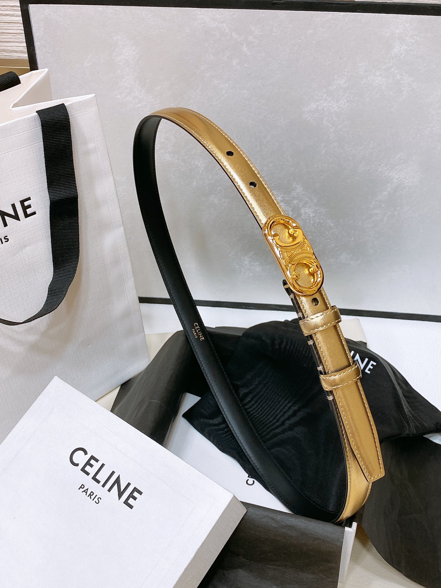 -celine 凯旋门小号 TRIOMPHE TAURILLON皮革腰带
TAURILLON.中腰，牛皮