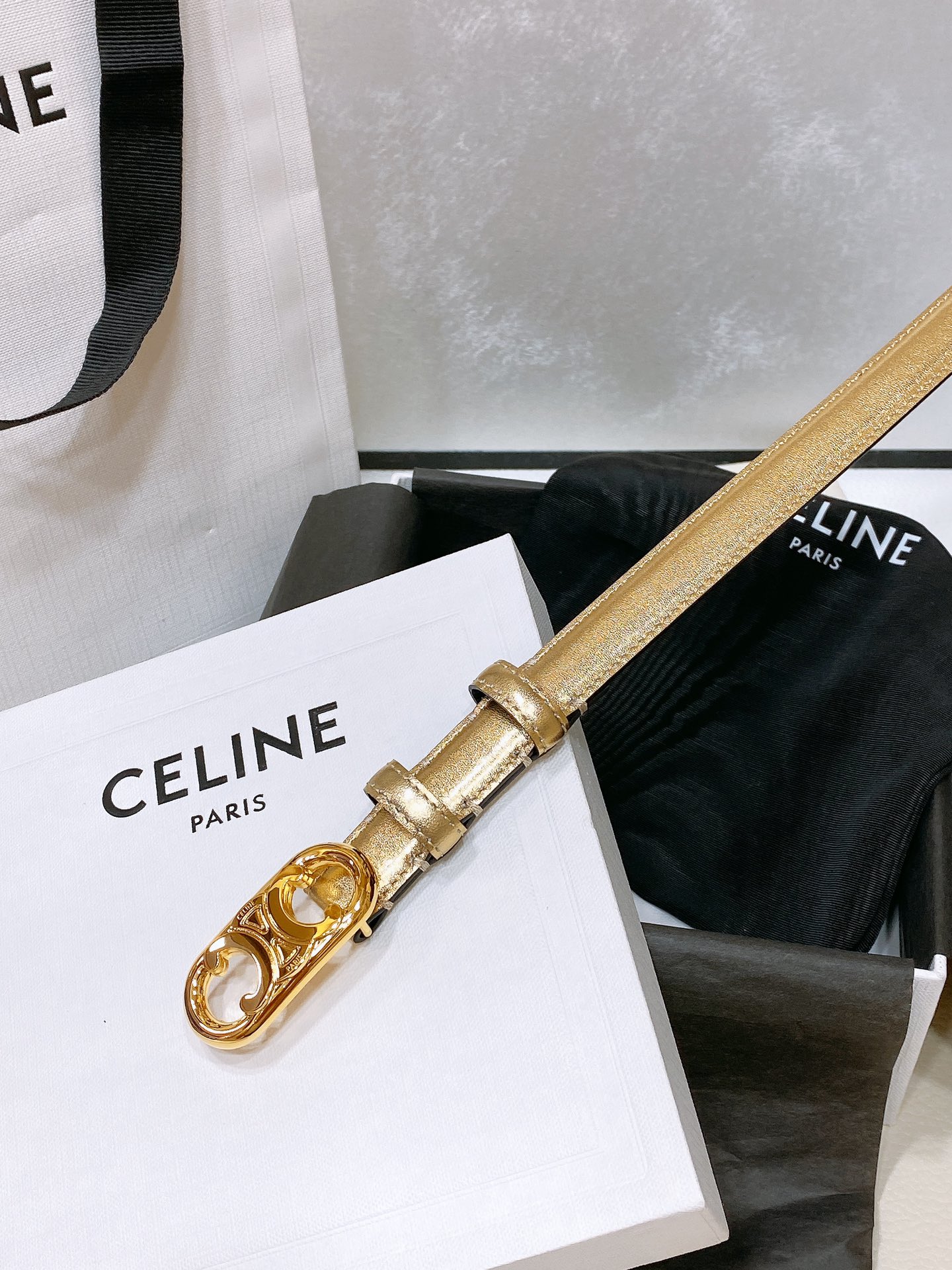 -celine 凯旋门小号 TRIOMPHE TAURILLON皮革腰带
TAURILLON.中腰，牛皮