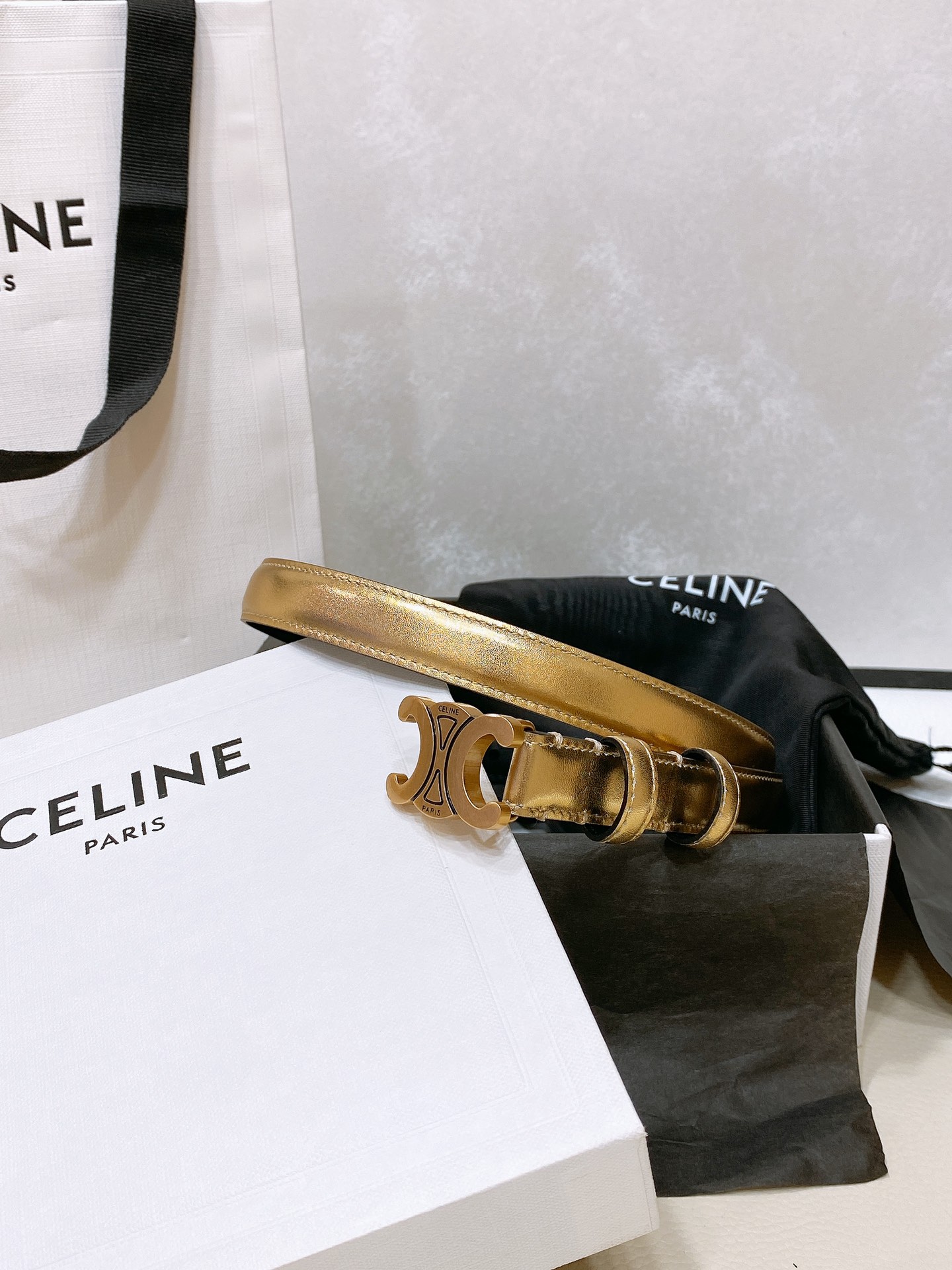 -celine 凯旋门小号 TRIOMPHE TAURILLON皮革腰带
TAURILLON.中腰，牛皮