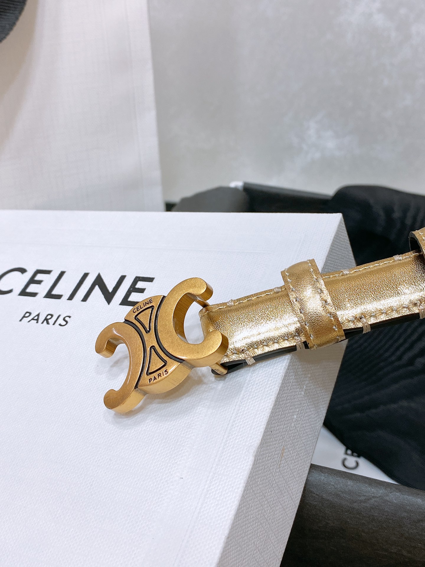 -celine 凯旋门小号 TRIOMPHE TAURILLON皮革腰带
TAURILLON.中腰，牛皮