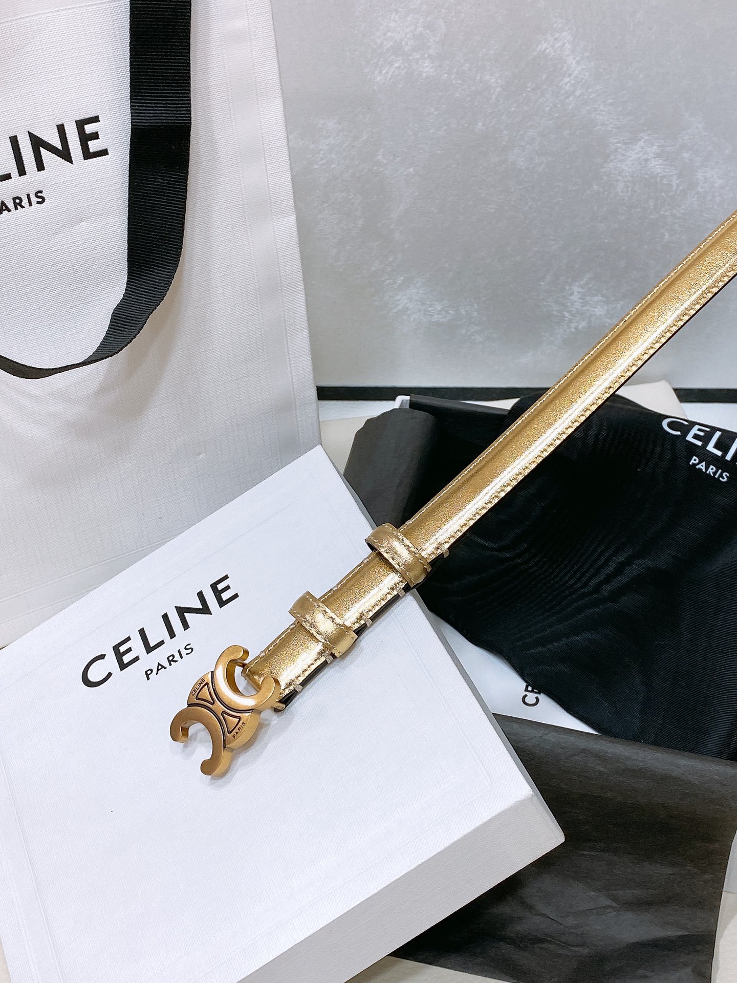 -celine 凯旋门小号 TRIOMPHE TAURILLON皮革腰带
TAURILLON.中腰，牛皮