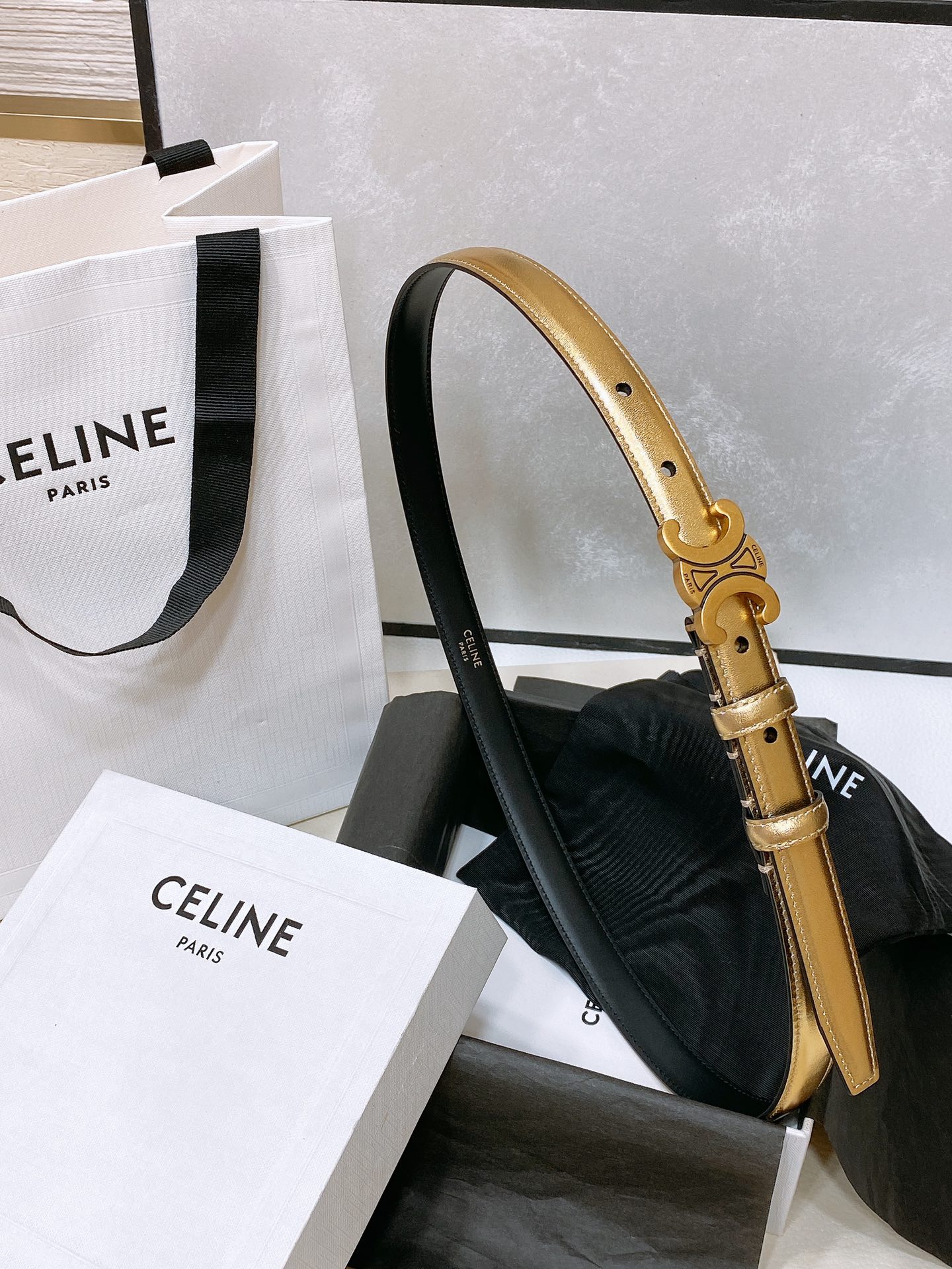 -celine 凯旋门小号 TRIOMPHE TAURILLON皮革腰带
TAURILLON.中腰，牛皮