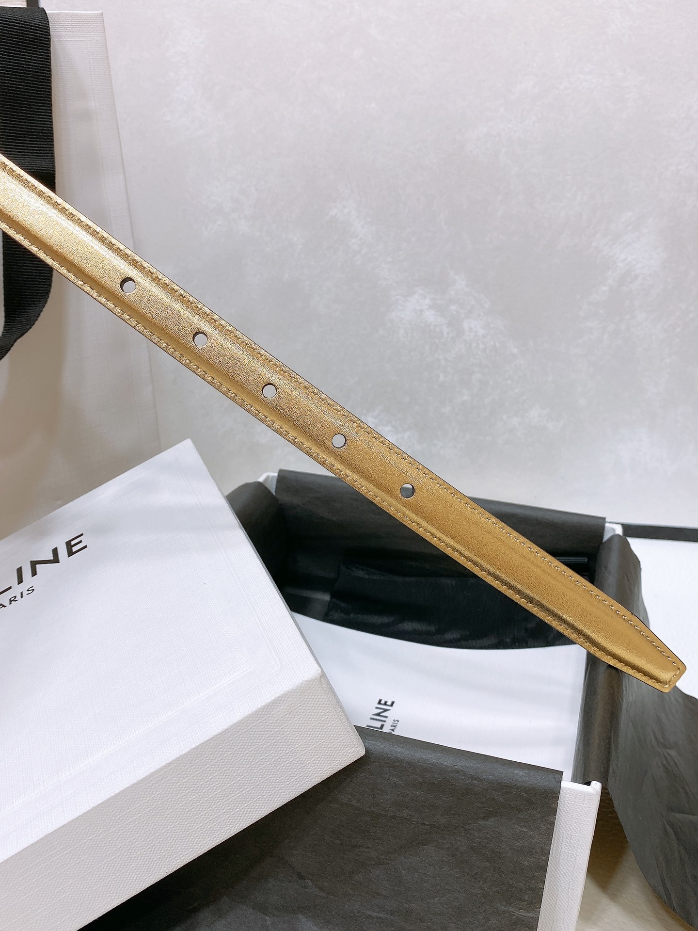 -celine 凯旋门小号 TRIOMPHE TAURILLON皮革腰带
TAURILLON.中腰，牛皮