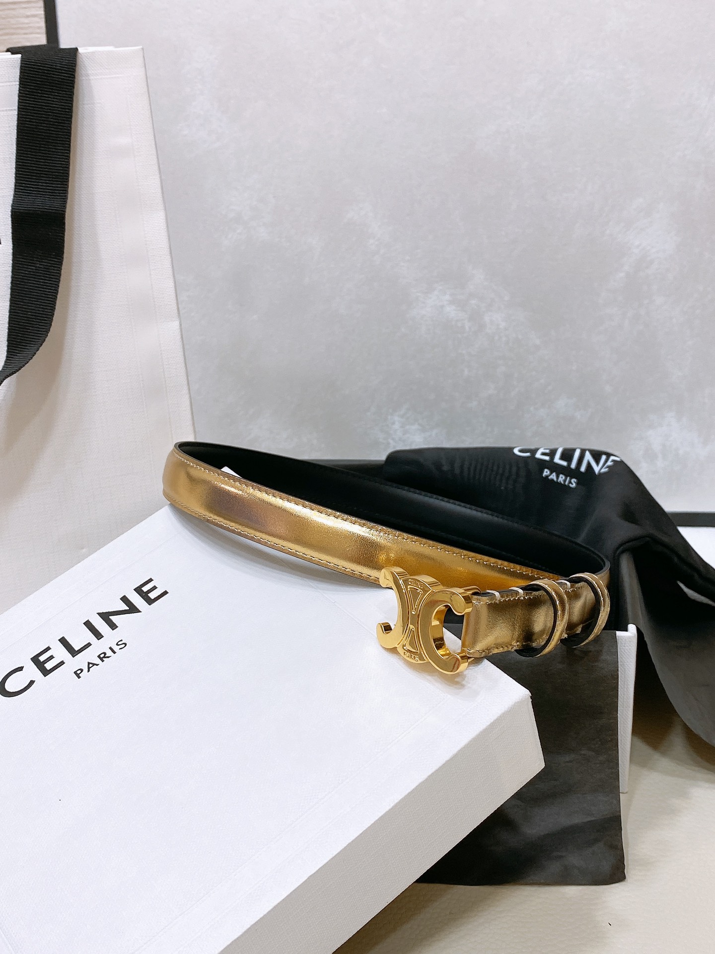 -celine 凯旋门小号 TRIOMPHE TAURILLON皮革腰带
TAURILLON.中腰，牛皮