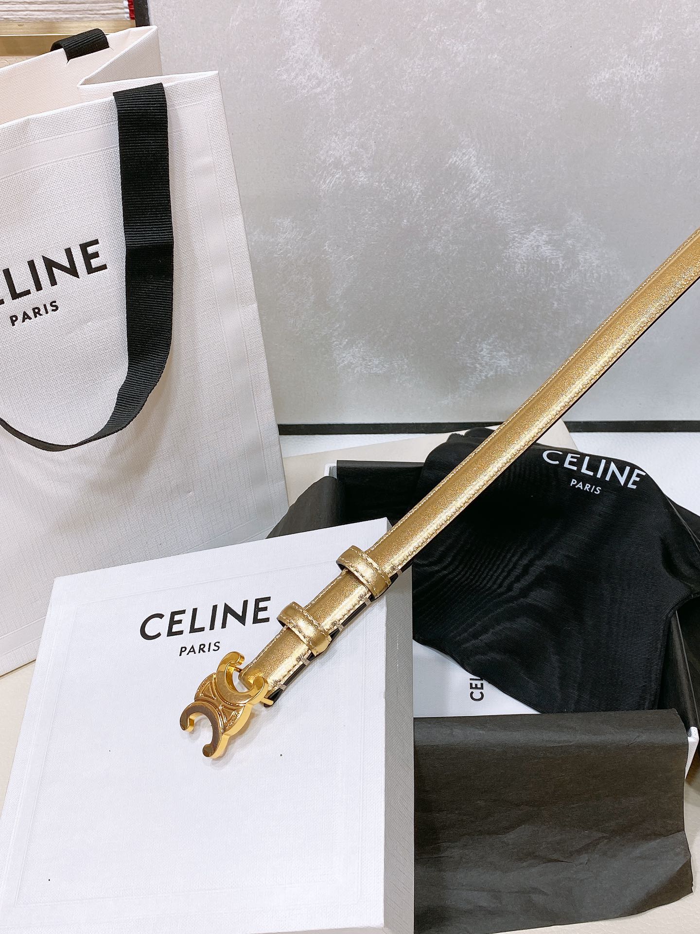 -celine 凯旋门小号 TRIOMPHE TAURILLON皮革腰带
TAURILLON.中腰，牛皮