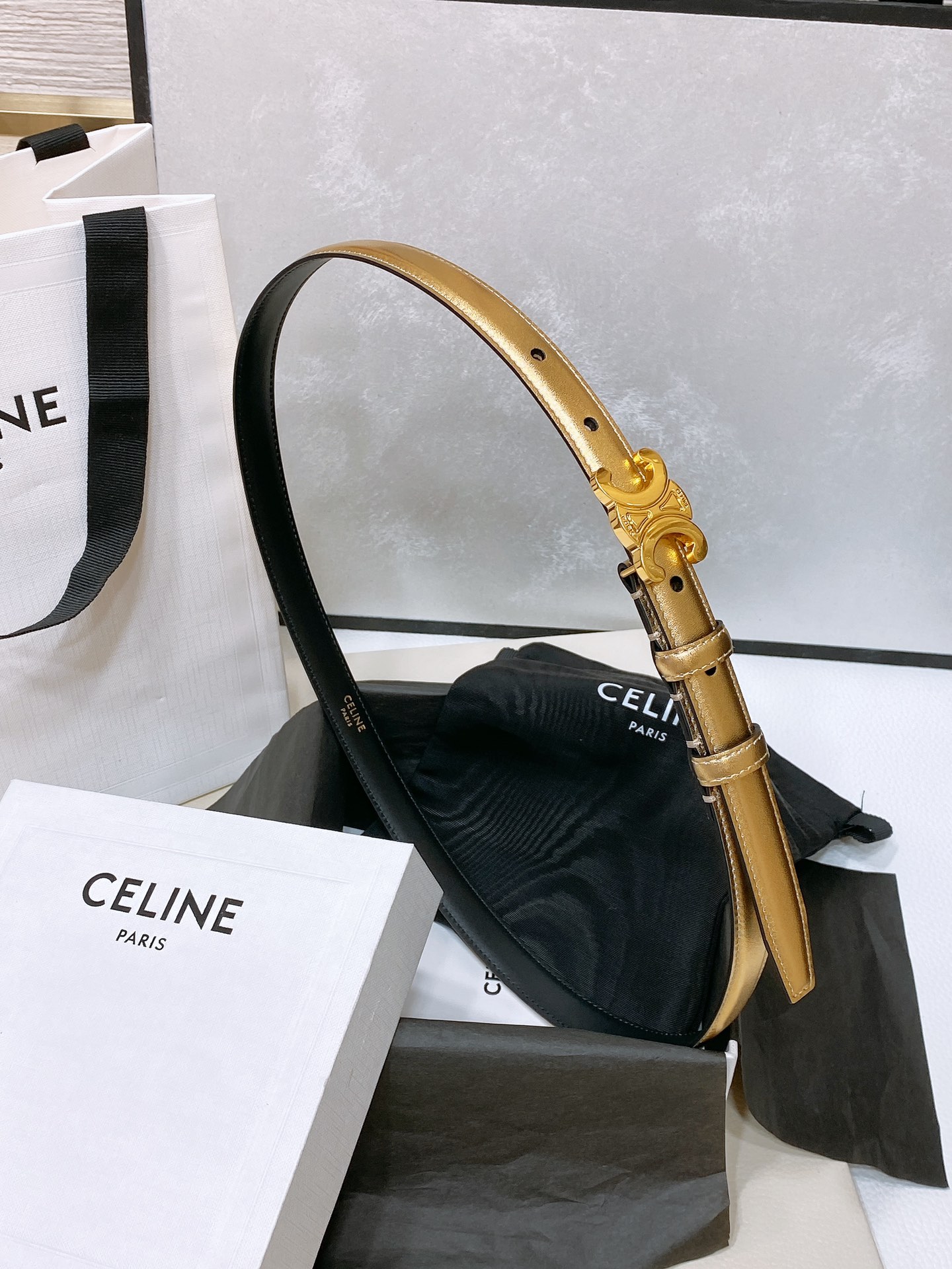 -celine 凯旋门小号 TRIOMPHE TAURILLON皮革腰带
TAURILLON.中腰，牛皮