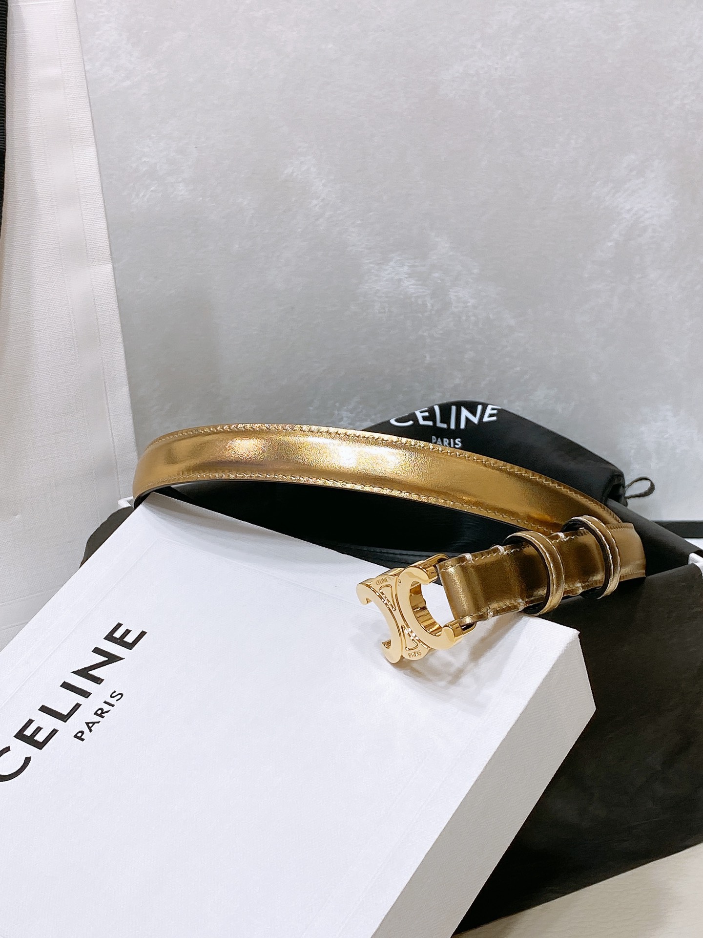 -celine 凯旋门小号 TRIOMPHE TAURILLON皮革腰带
TAURILLON.中腰，牛皮