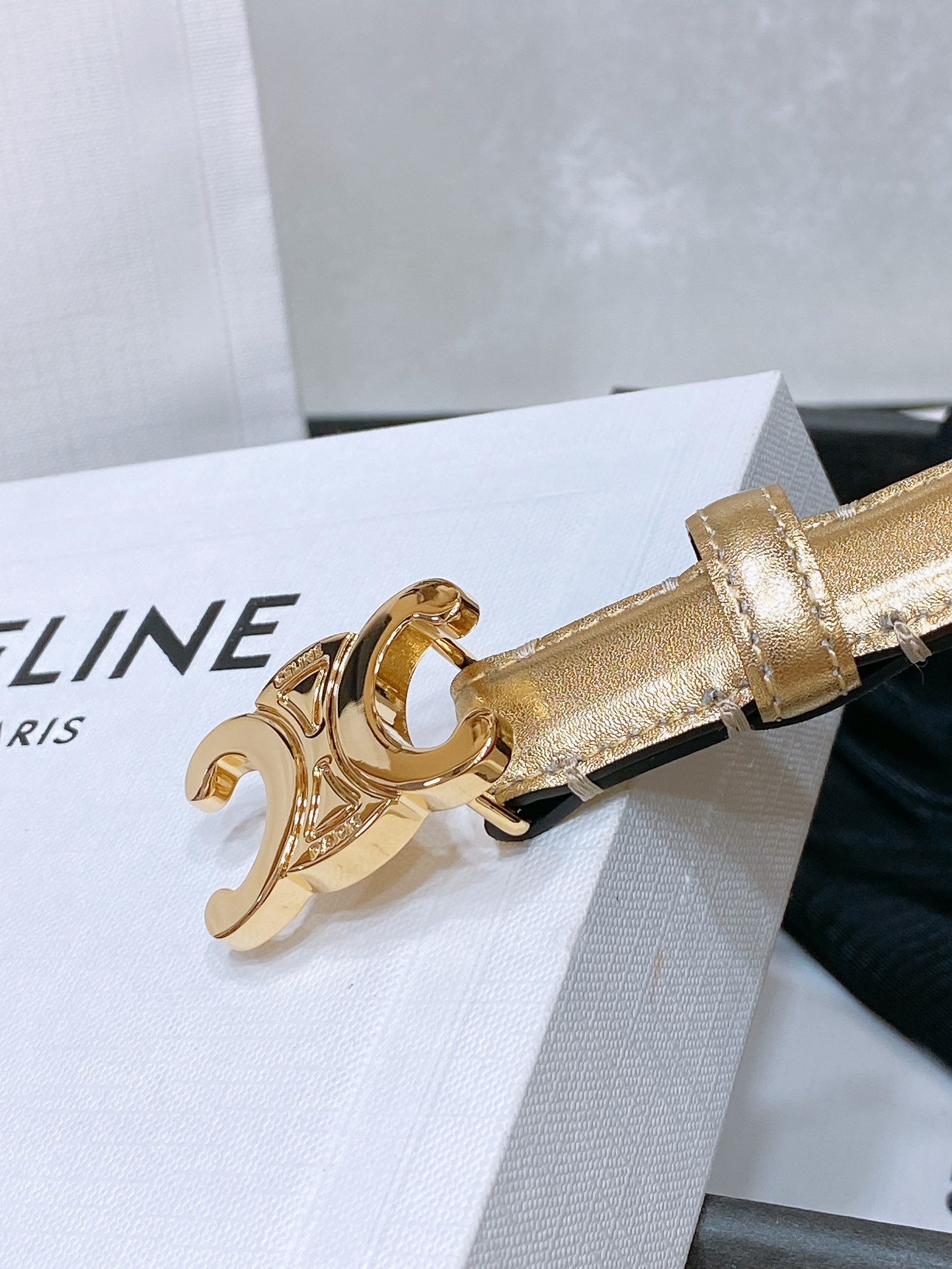 -celine 凯旋门小号 TRIOMPHE TAURILLON皮革腰带
TAURILLON.中腰，牛皮