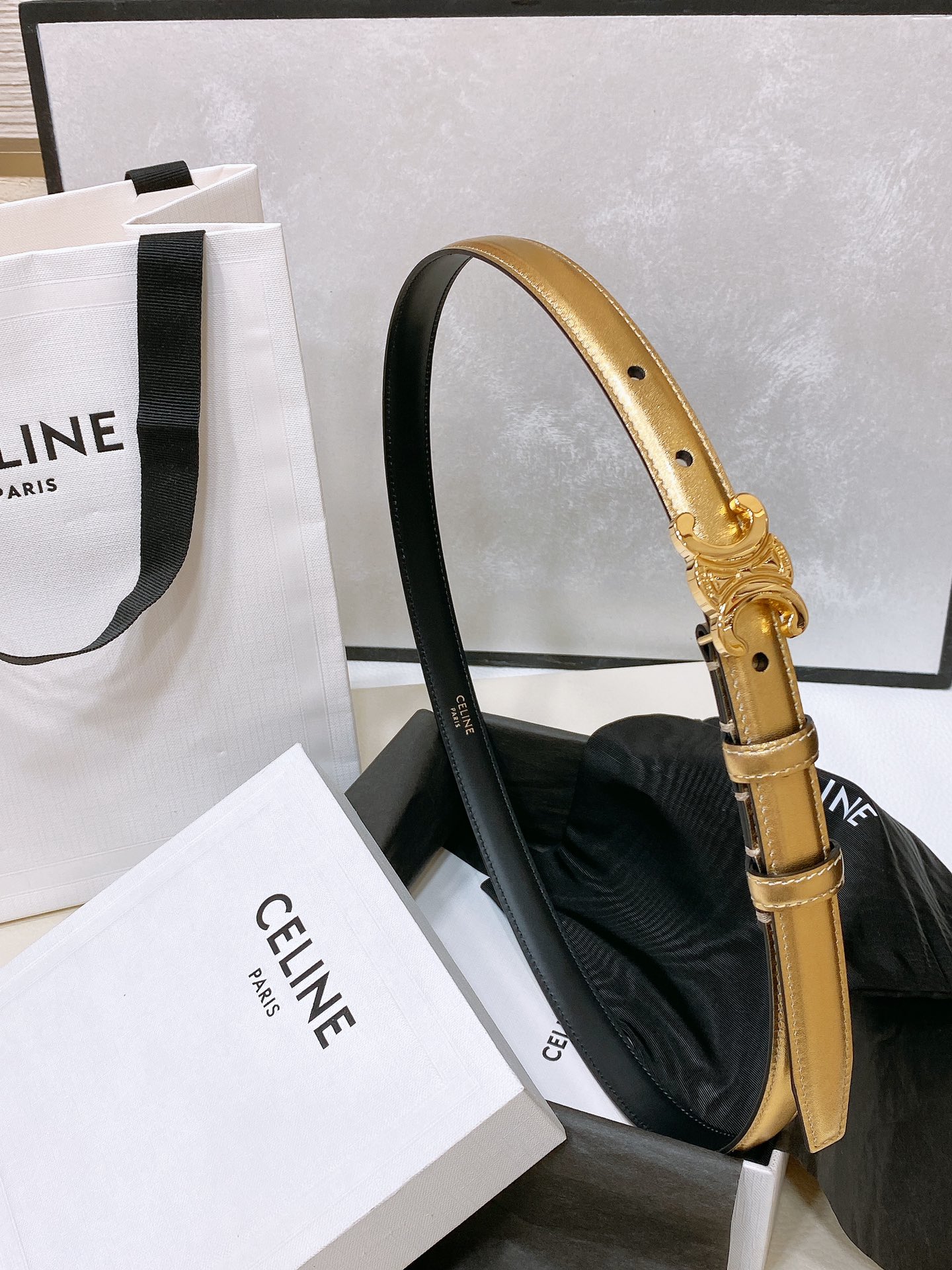-celine 凯旋门小号 TRIOMPHE TAURILLON皮革腰带
TAURILLON.中腰，牛皮