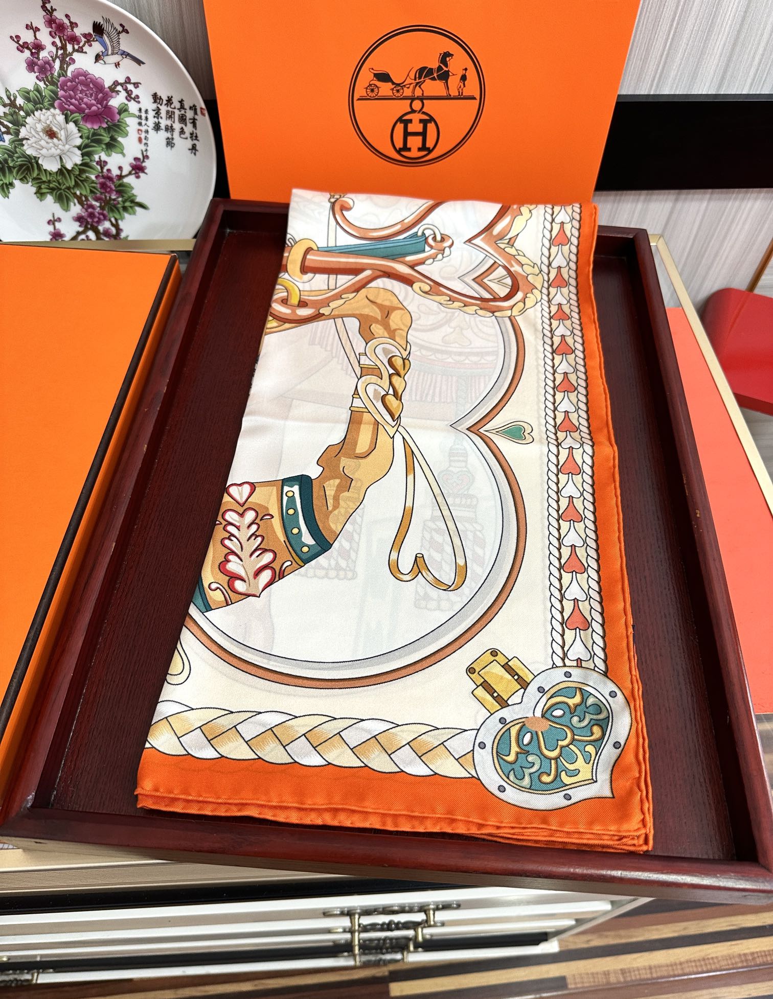 上新HERMES[嘴唇]甜蜜的鞍具方巾[得意]精简时髦品质感很显好[呲牙]好搭到上瘾的丝巾带着不显山不露