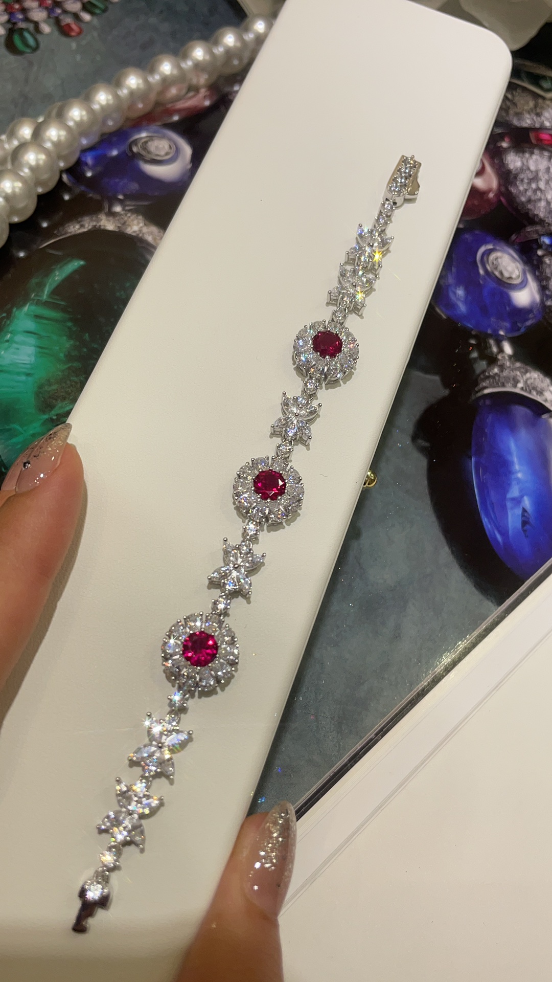 NO:634811,The new product for rich women comes standard with a luxurious ruby ​​full-diamond bracelet. The ruby ​​with retro elegance is white and eye-catching. The cluster of flowers hanging on the wrist is super beautiful and sparkling. It fully displays the exquisite romance. Material: s925 sterling silver + artificial ruby ​​high-carbon diamond size 15-16-17-18-19-20cm,,bracelet,pure silver,Cardia high-end jewelry19860909新品富家女标配奢华红宝石满钻手链 带着复古优雅气质的红宝石显白又吸睛 攀在腕间的花团锦簇超美超闪耀 把精致浪漫展现得淋漓尽致 材质s925纯银+人造红宝石高碳钻 size15-16-17-18-19-20cm,,bracelet,pure silver,卡迪亚高端饰品,Jewelry